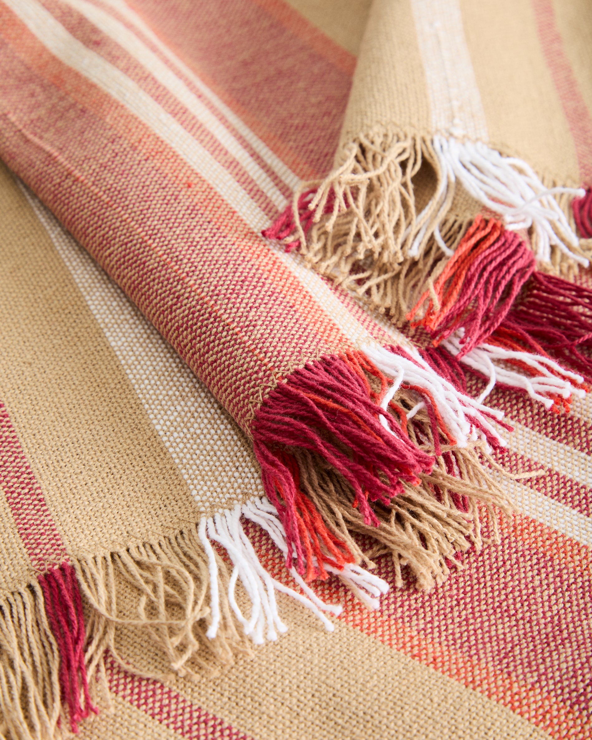 Davia set of 2 placemats in 100% cotton with red stripes and fringed detail 35 x 50cm - Detail