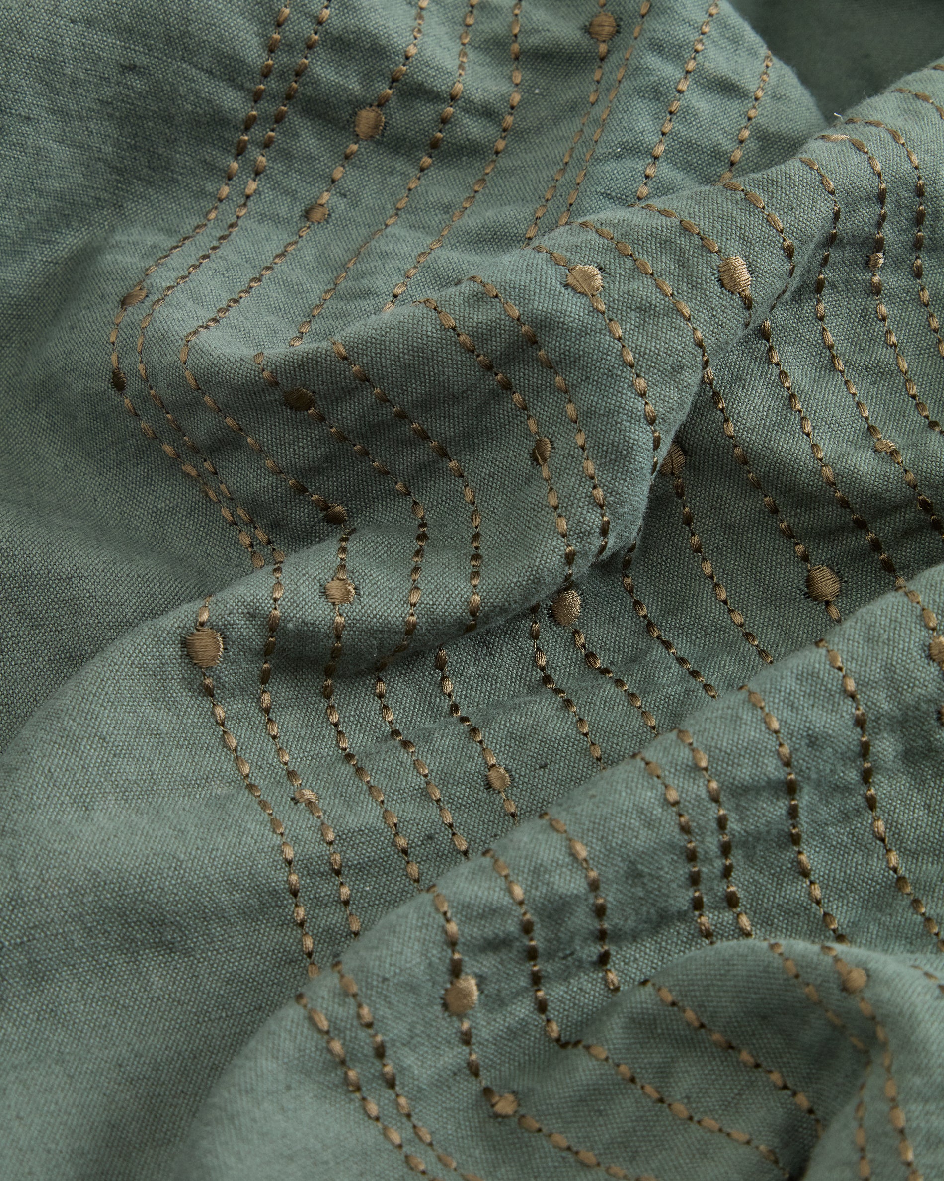 Flia green linen and cotton tablecloth with green lurex embroidery detail 150 x 250cm - Detail