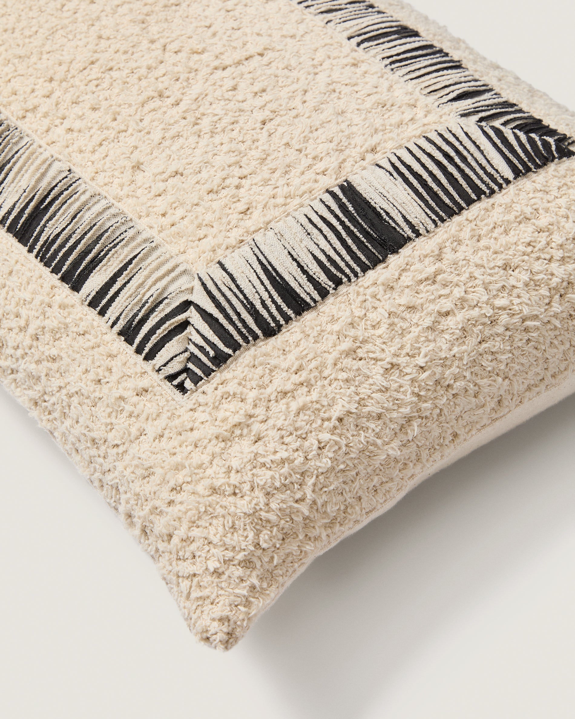 Enari beige and black cotton cushion cover 50 x 30cm - Detail