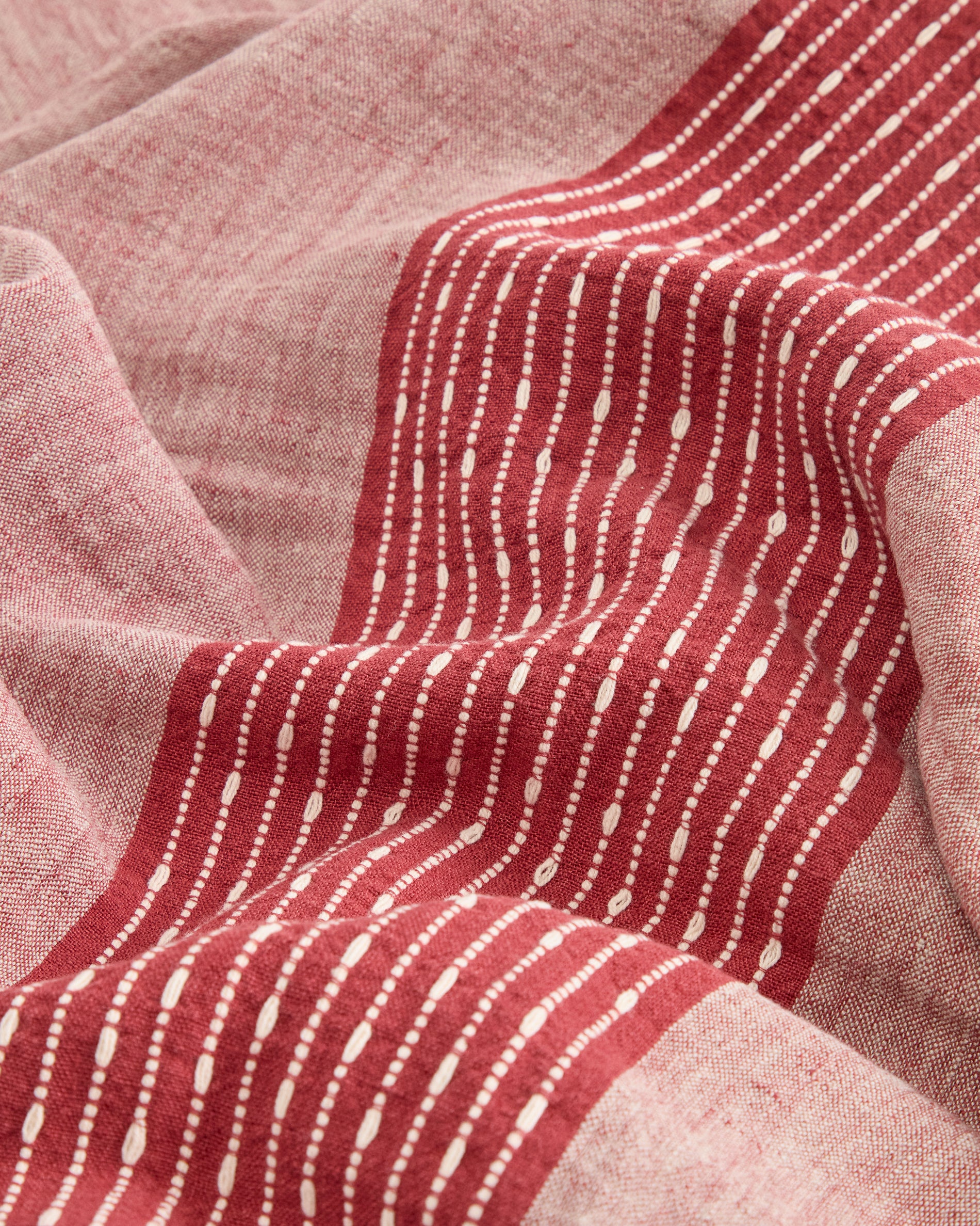 Calena linen jacquard tablecloth with red central stripe 150 x 250 cm - Detail