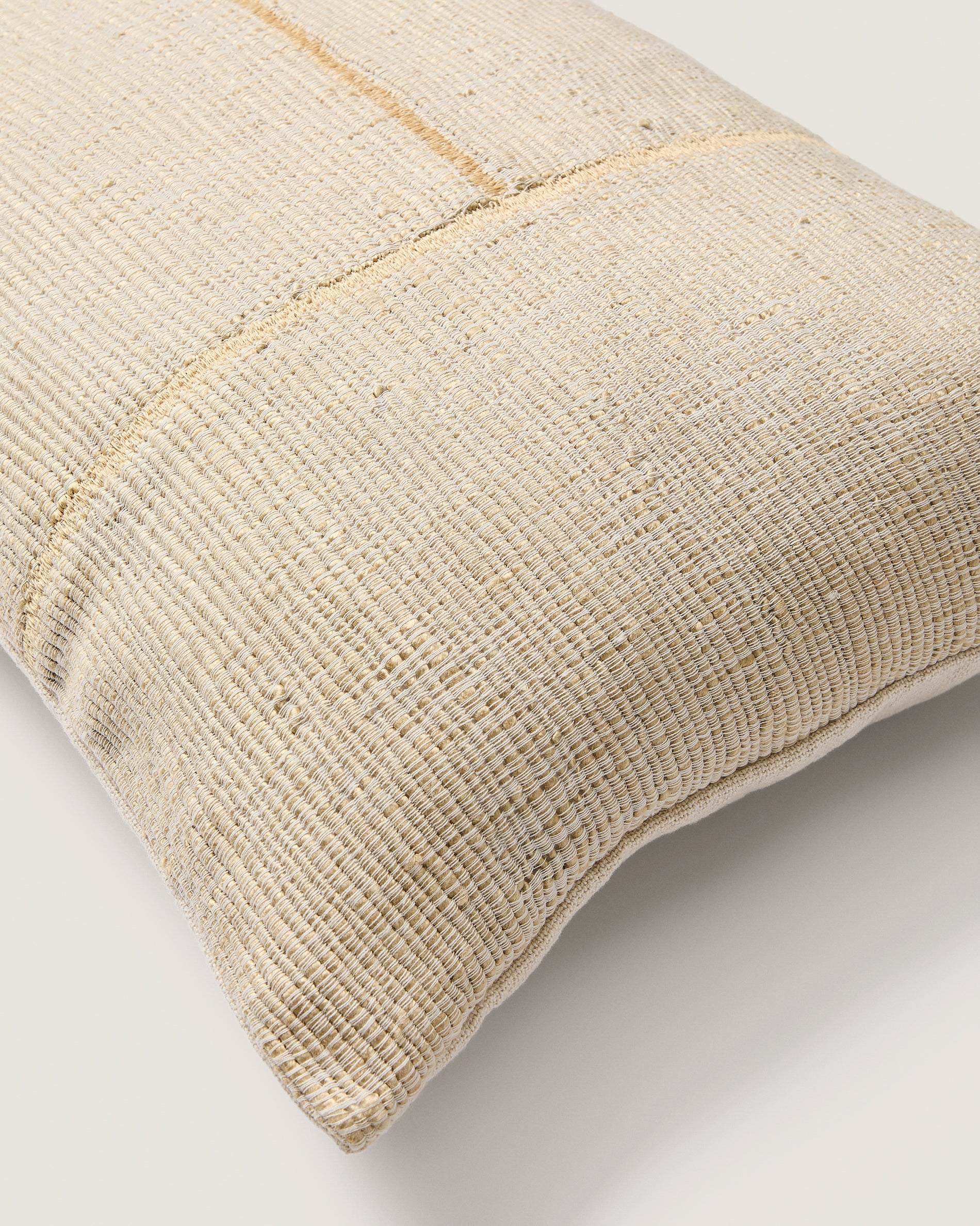 Anvera beige viscose jacquard cushion cover with yellow contrasting lines 40 x 60 cm - Detail