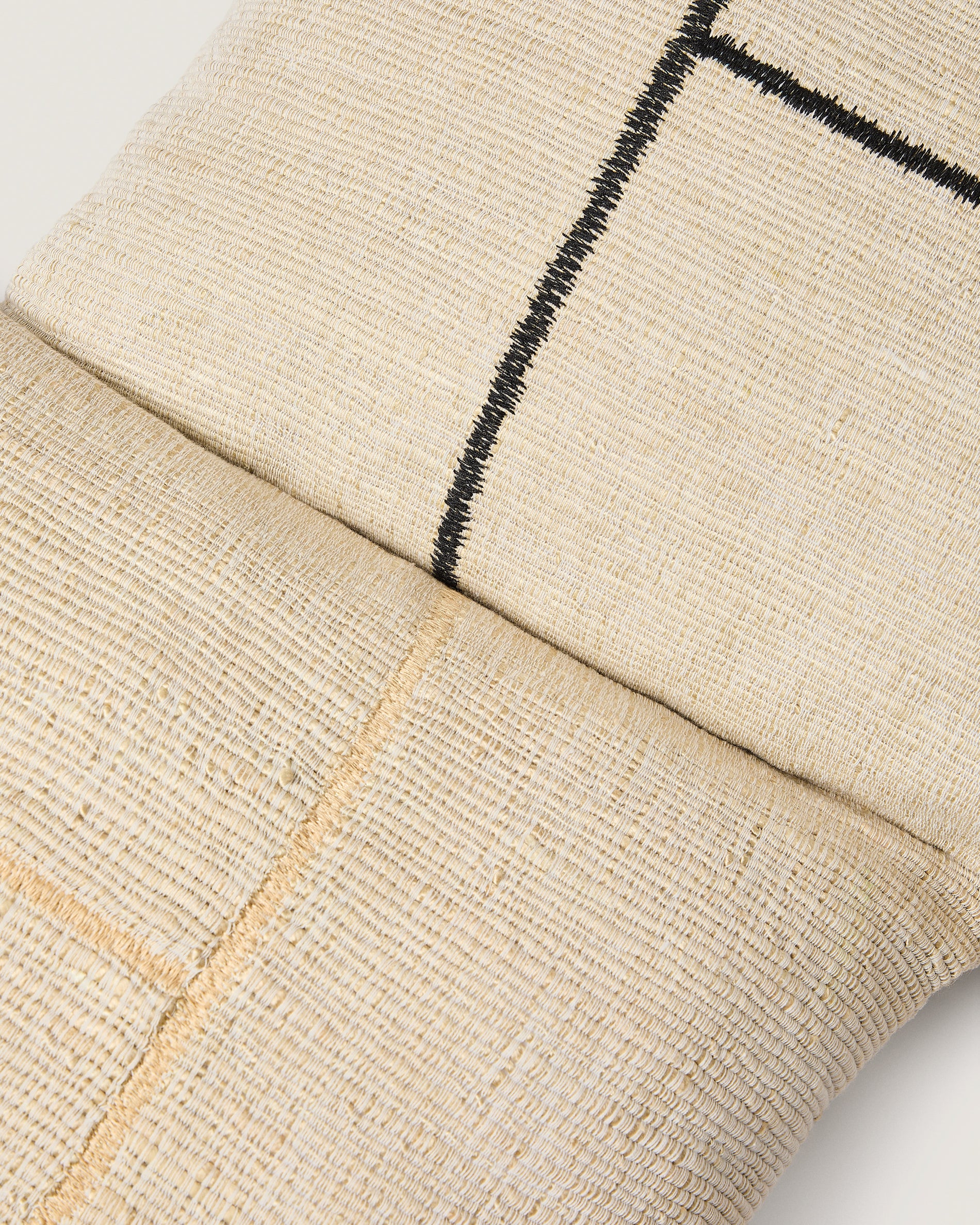 Anvera beige viscose jacquard cushion cover with yellow contrasting lines 40 x 60 cm - Detail