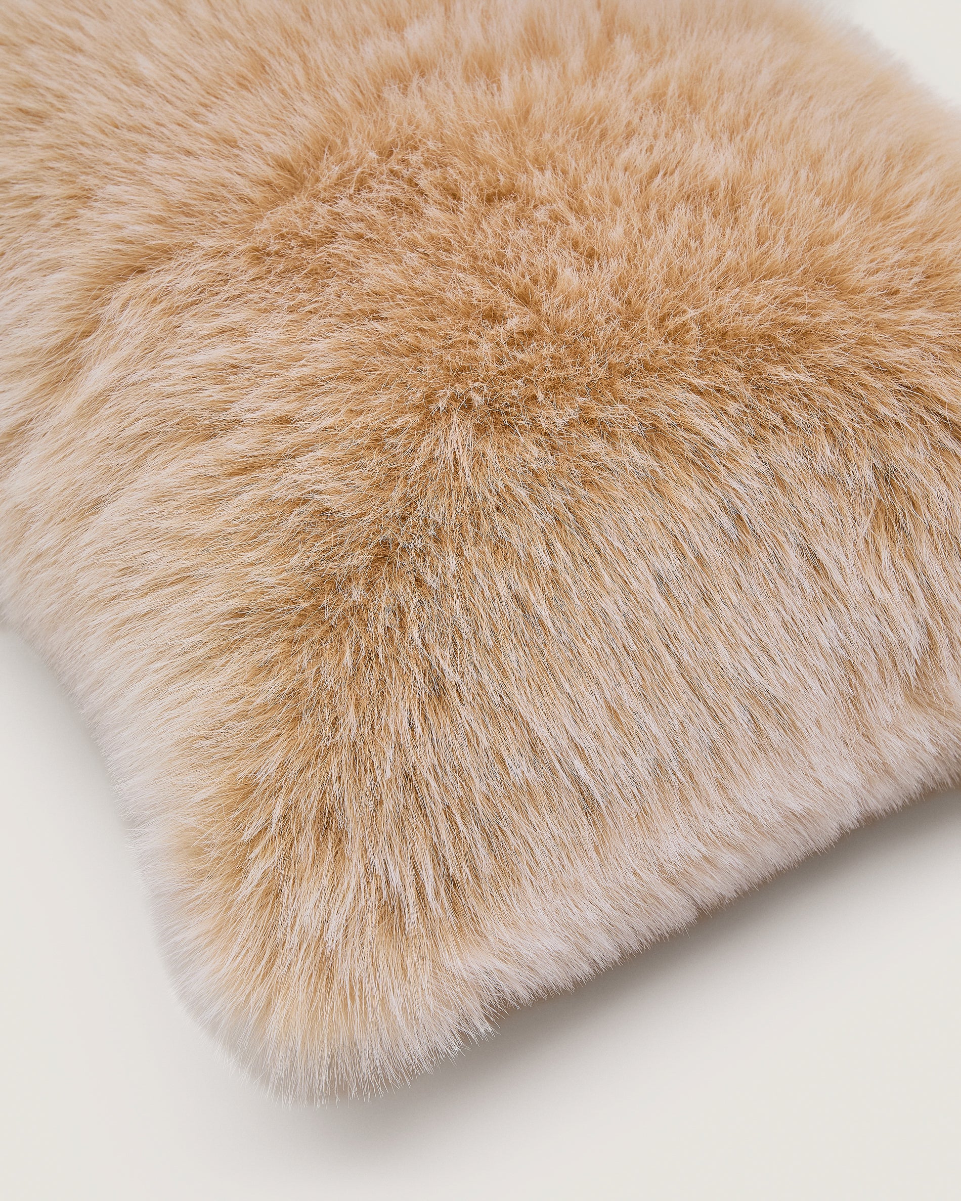 Lisara ecru two-tone faux-fur cushion cover 40 x 60cm - Detail