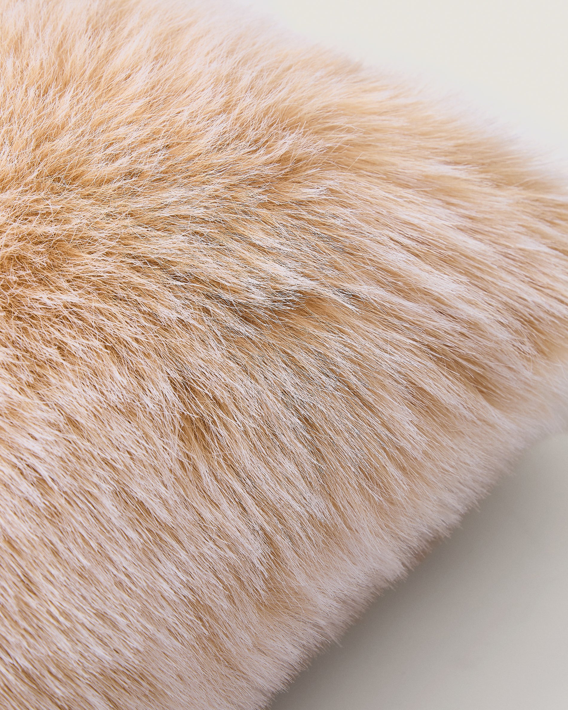 Lisara ecru two-tone faux-fur cushion cover 40 x 60cm - Detail