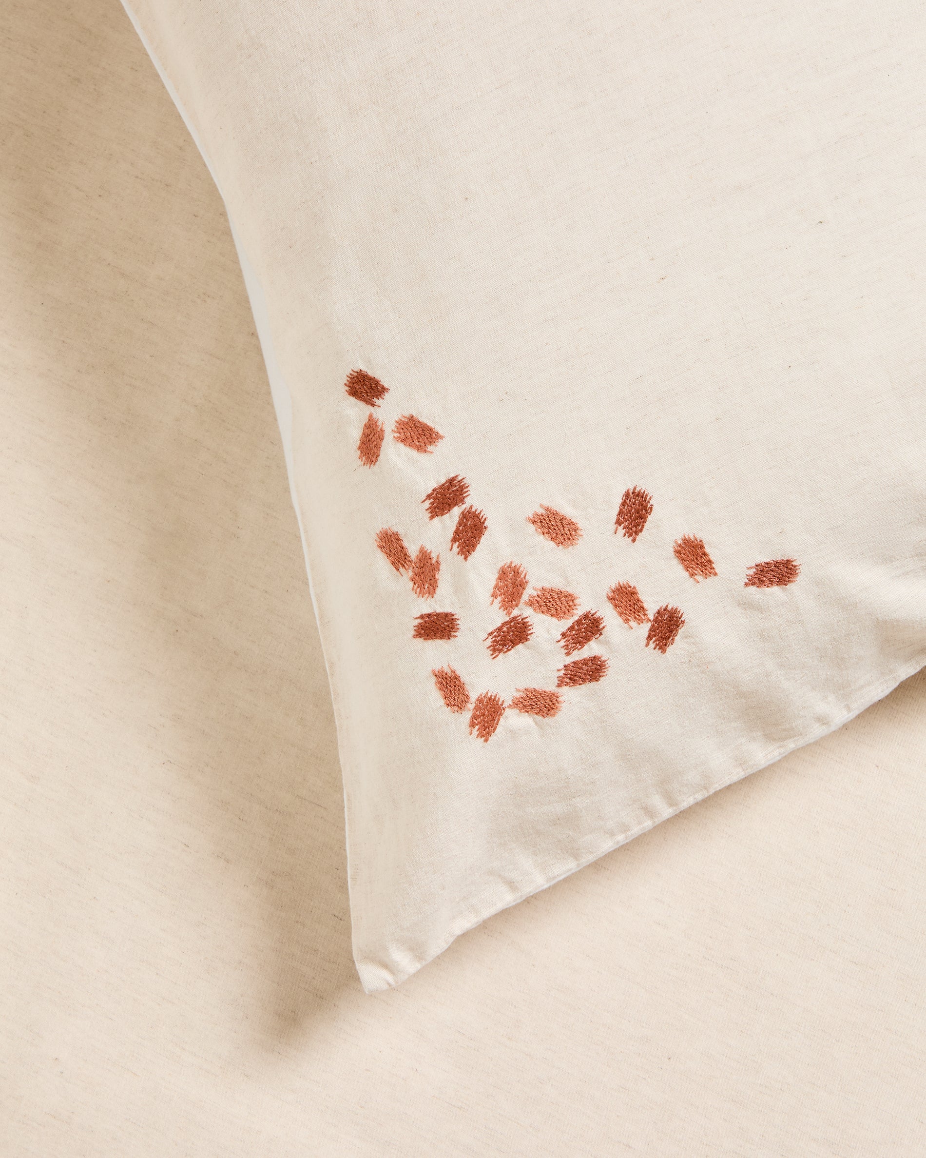 Virelda duvet cover and pillowcase set in beige cotton and linen with embroidered detail for 90cm bed - Detail