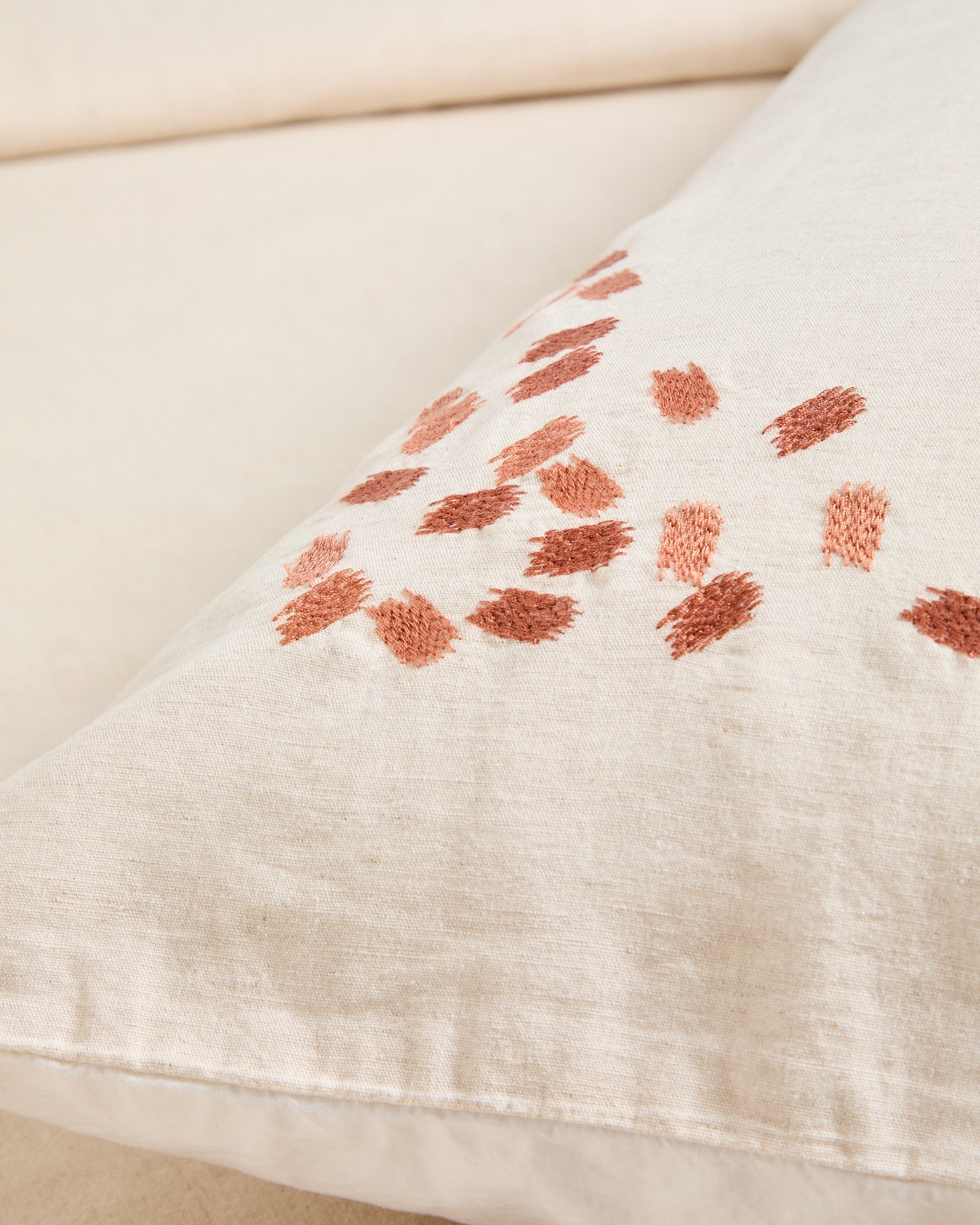 Virelda duvet cover and pillowcase set in beige cotton and linen with embroidered detail for 90cm bed - Detail