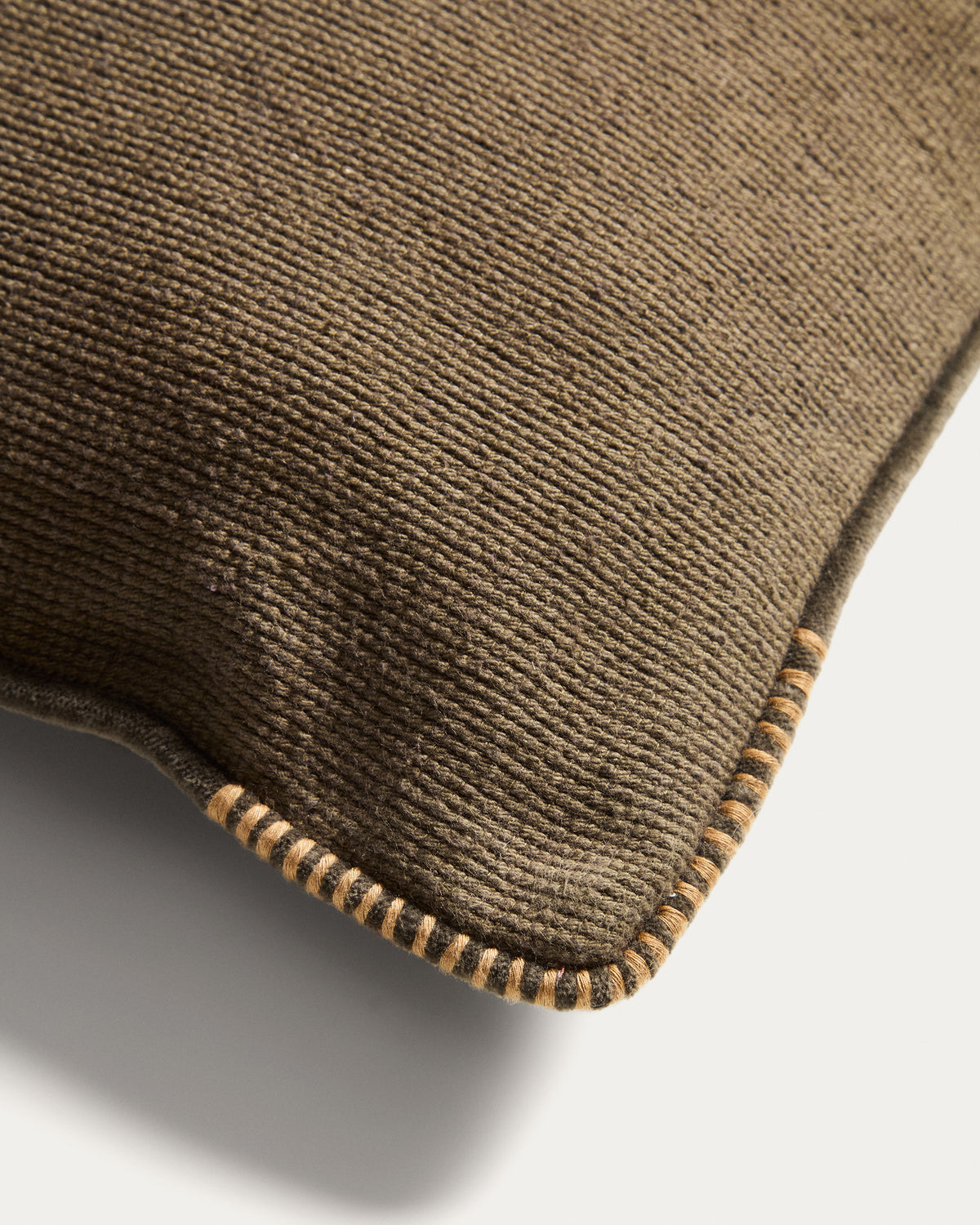 Rivon green cushion cover with contrast piping 30 x 50 cm - Detail