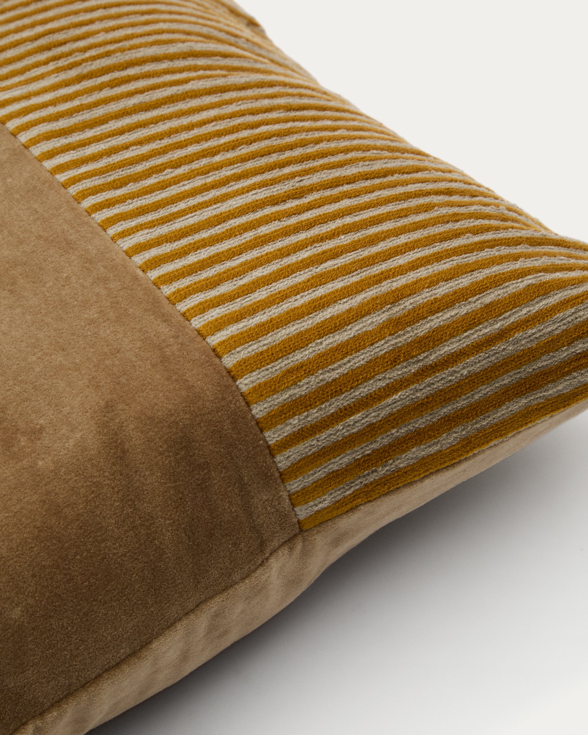 Samit 100% cotton velvet cushion cover with contrasting mustard-coloured stripes, 45 x 45 cm - Detail