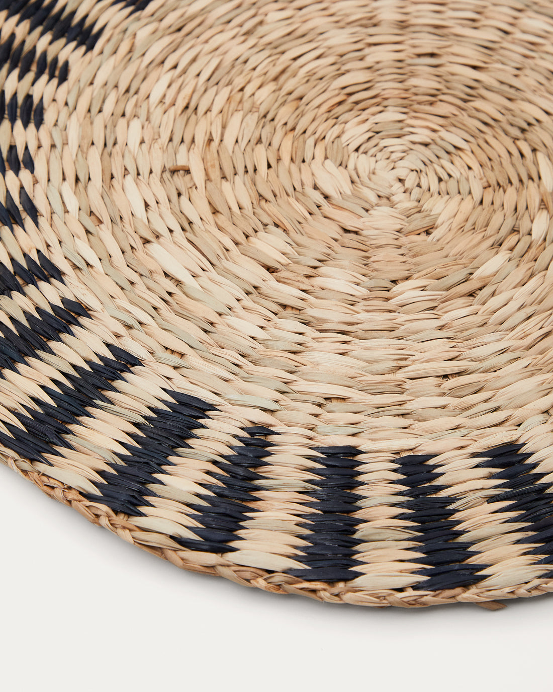 Arta set of 2 placemats made from natural fibres in a natural and black finish Ø35 cm - Detail