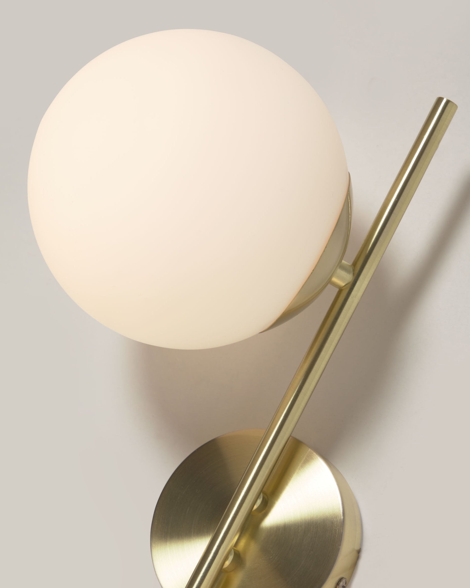 Mahala steel wall light with brass finish and two frosted glass spheres - Detail
