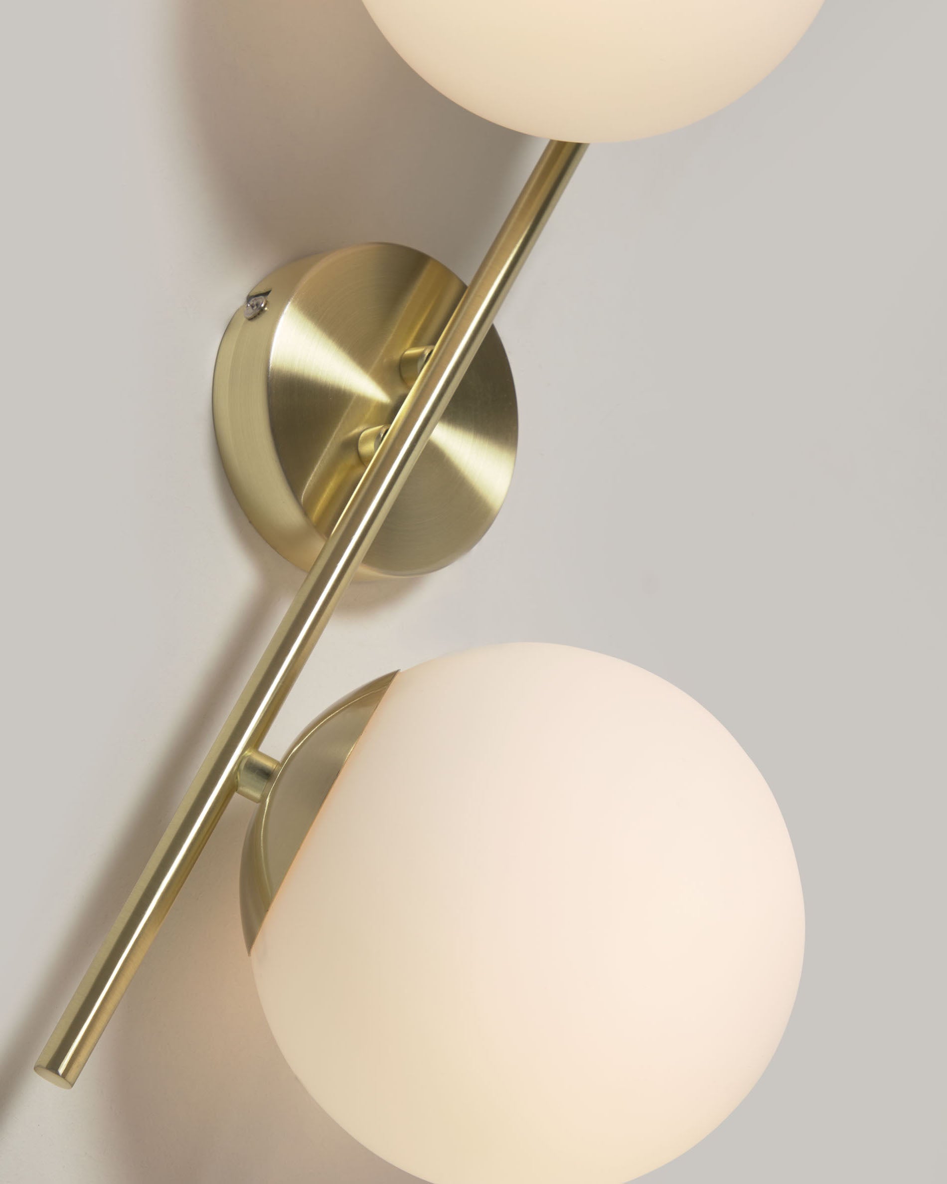 Mahala steel wall light with brass finish and two frosted glass spheres - Detail