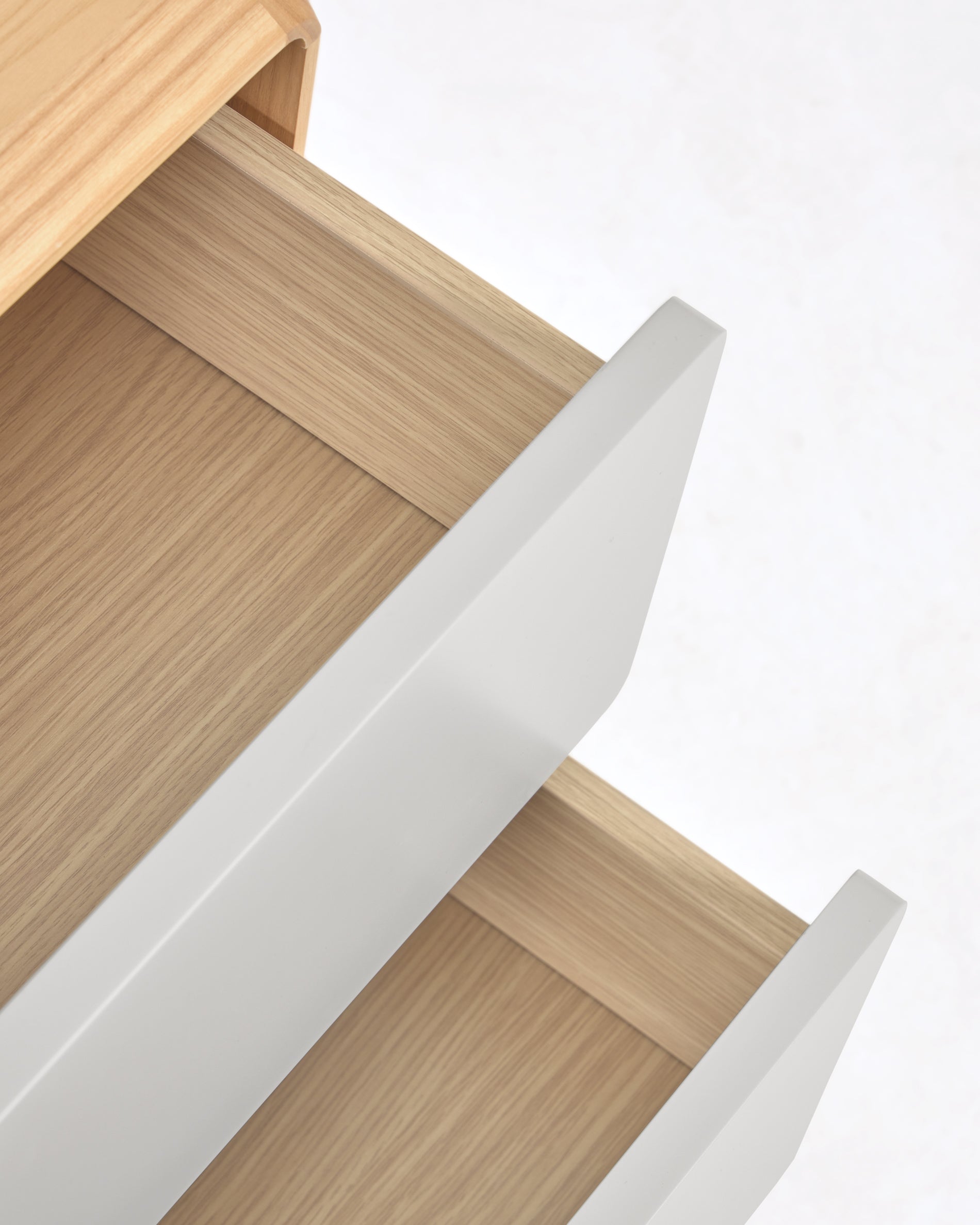 Anielle solid and ash veneer bedside table 50 x 58,4 cm - Detail