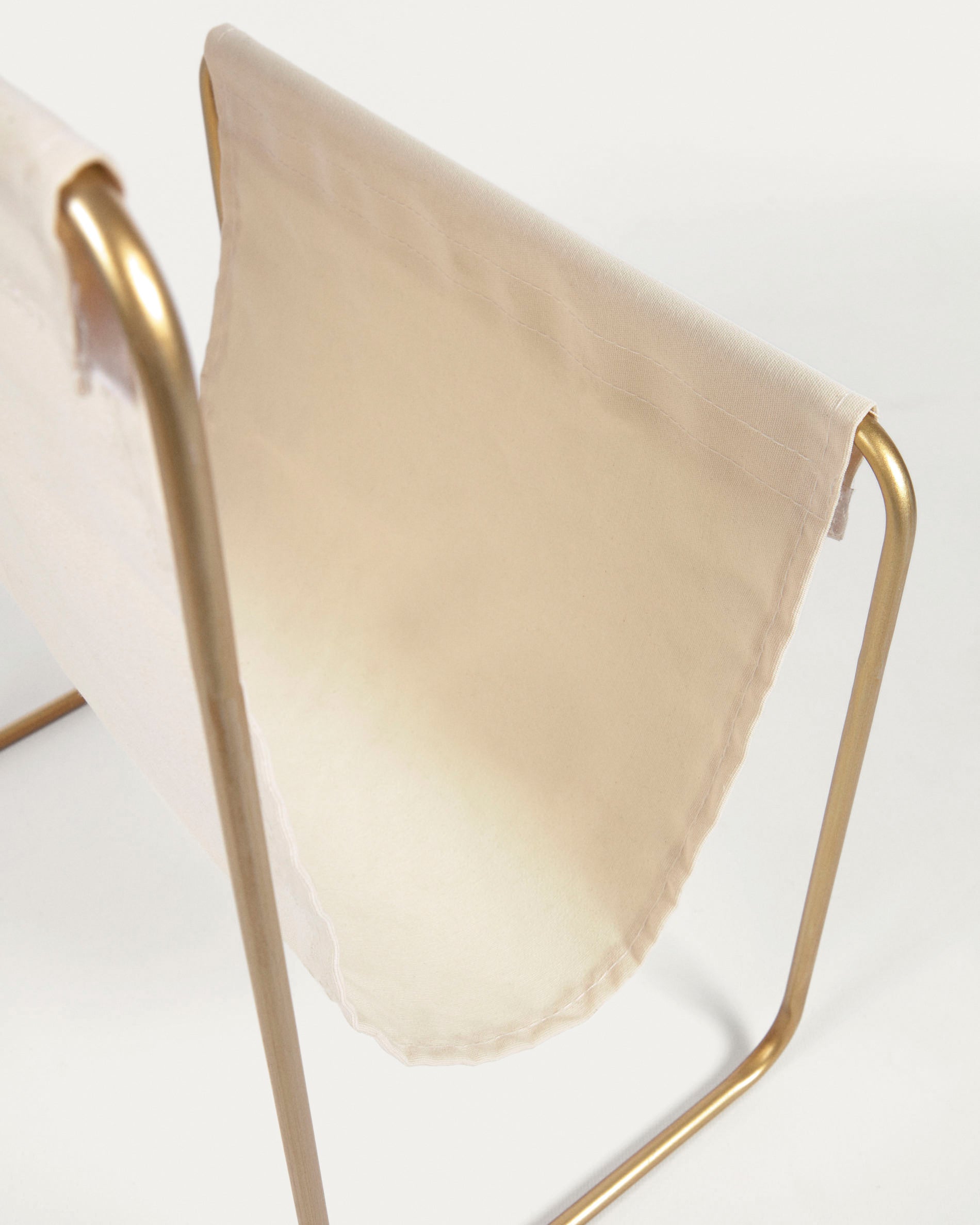 Siana beige magazine rack in golden metal - Detail
