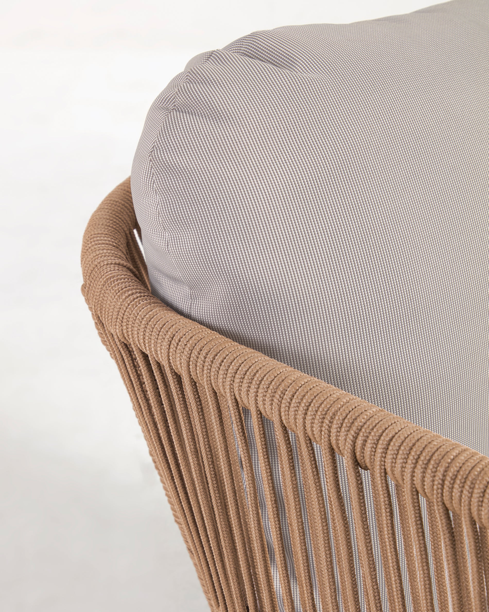 Catalina armchair made with beige rope and FSC solid acacia wood - Detail