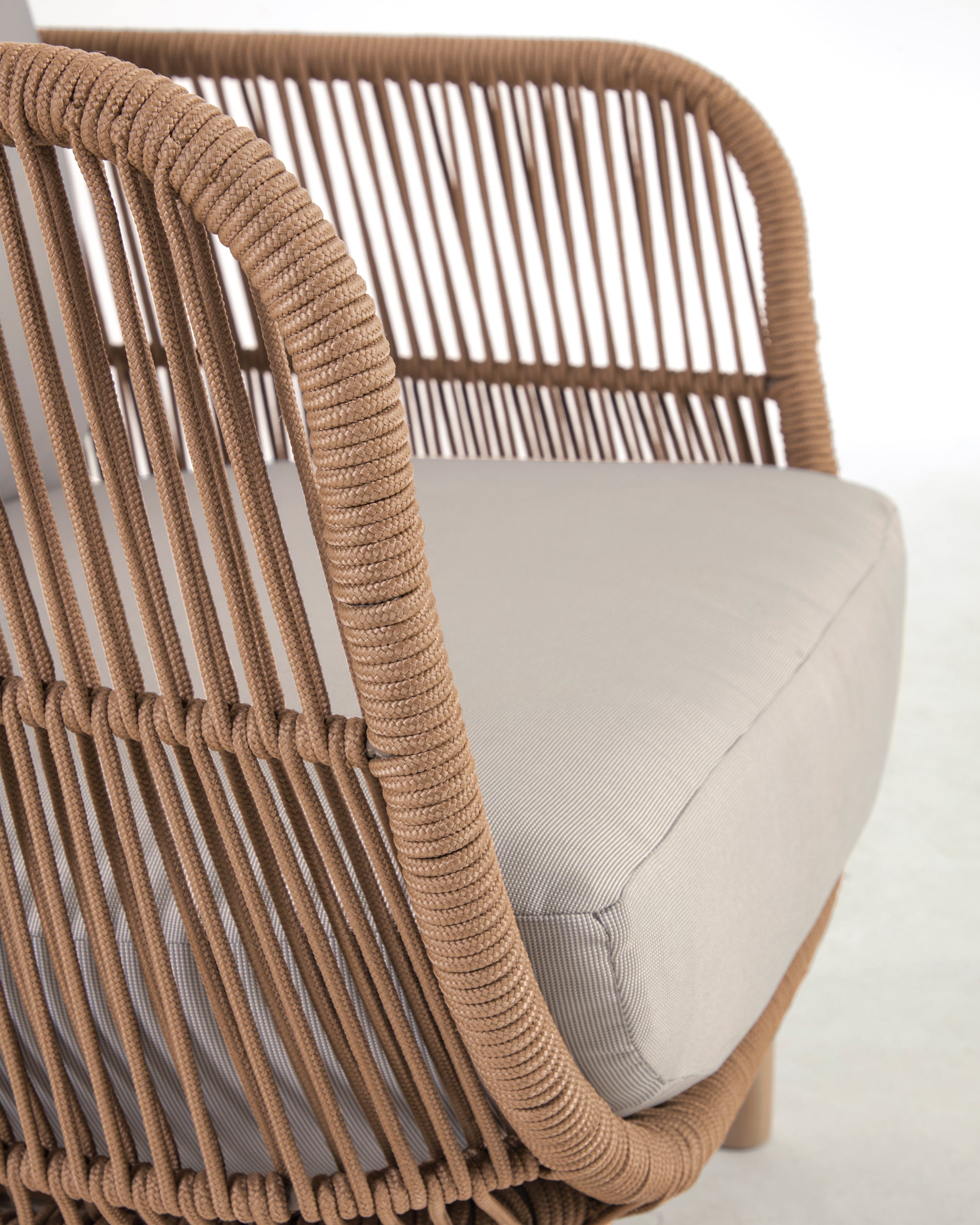 Catalina armchair made with beige rope and FSC solid acacia wood - Detail