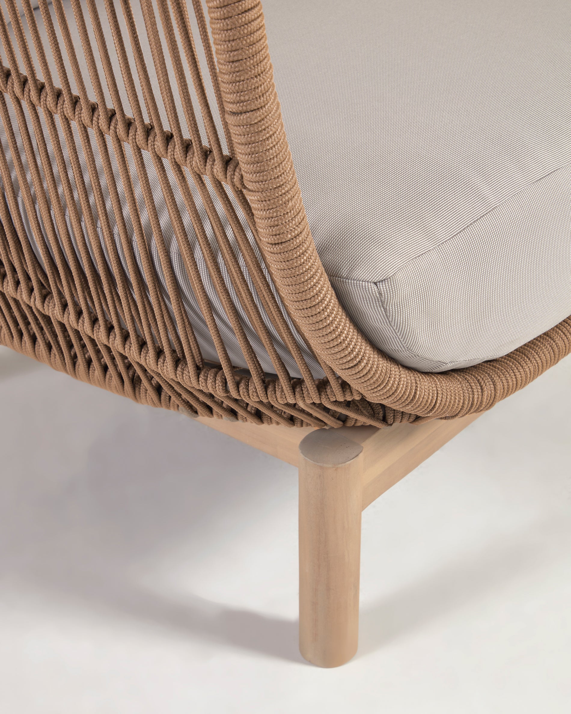 Catalina armchair made with beige rope and FSC solid acacia wood - Detail