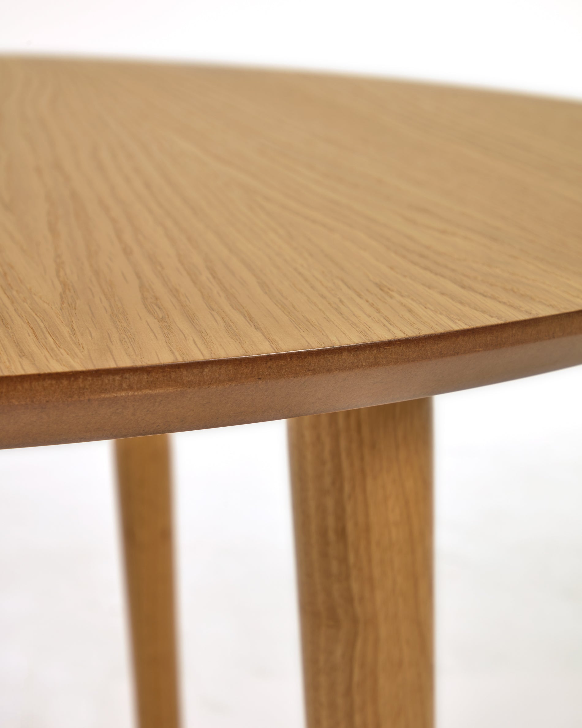 Oqui extendable oval table with an oak veneer and solid wood legs, Ø 120 (200) x 120 cm - Detail