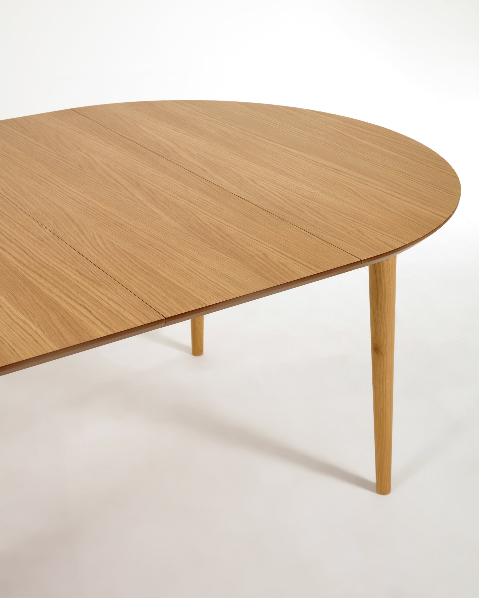 Oqui extendable oval table with an oak veneer and solid wood legs, Ø 120 (200) x 120 cm - Detail