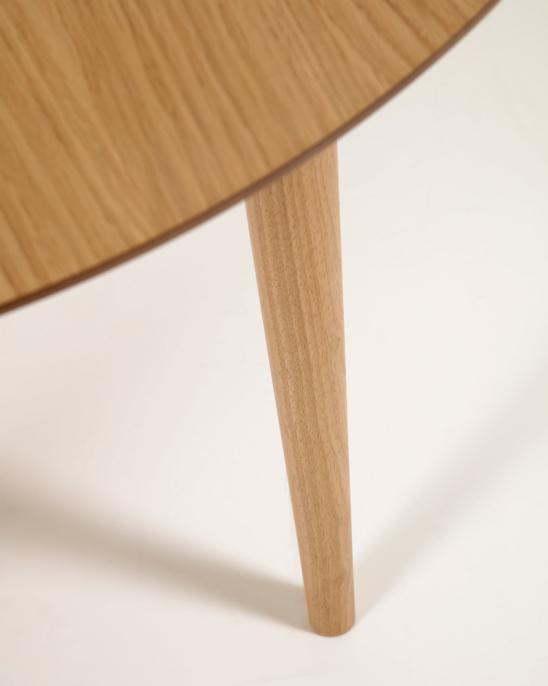 Oqui extendable oval table with an oak veneer and solid wood legs, Ø 120 (200) x 120 cm - Detail