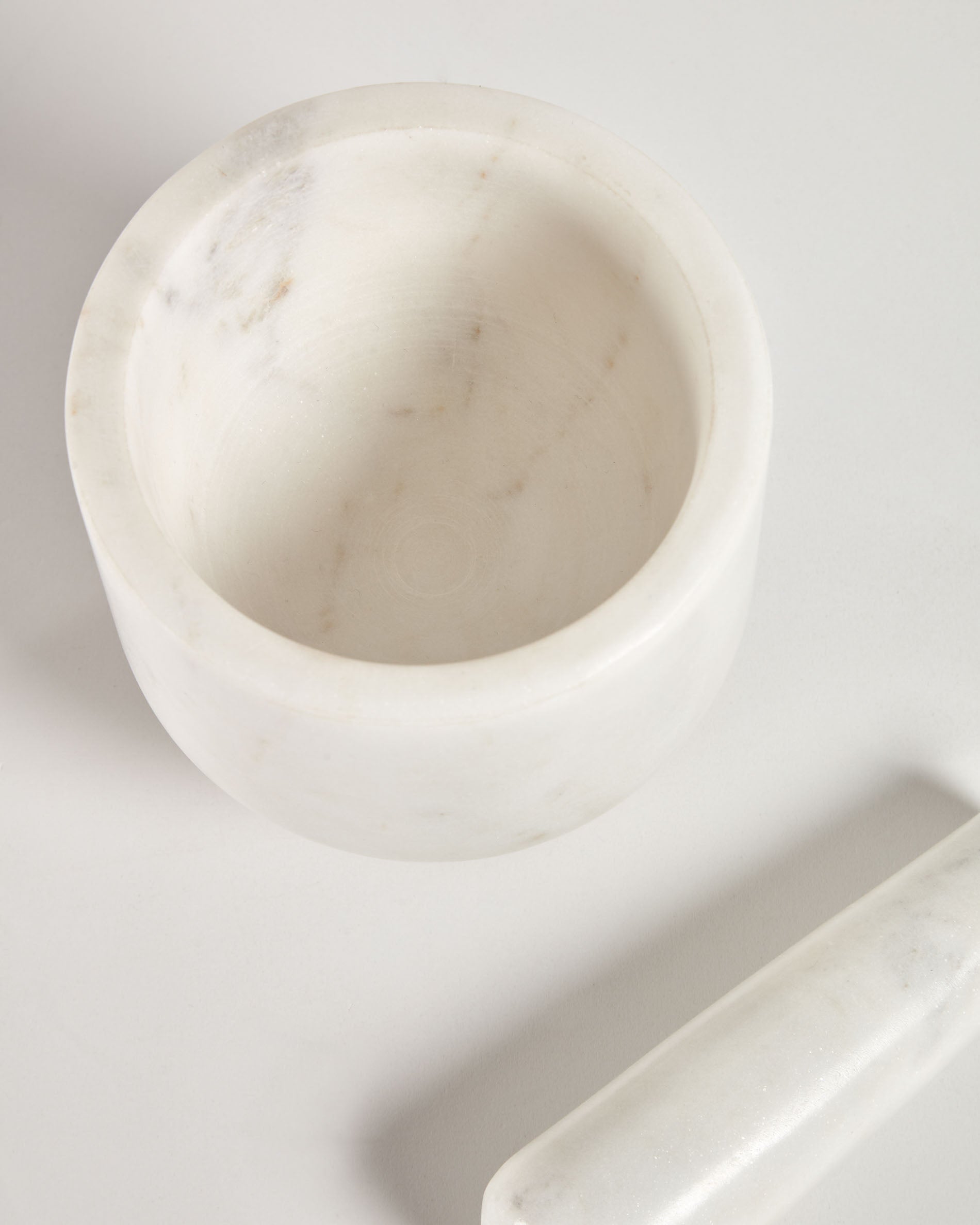 Cinderella pestle and mortar in white marble and wood - Detail