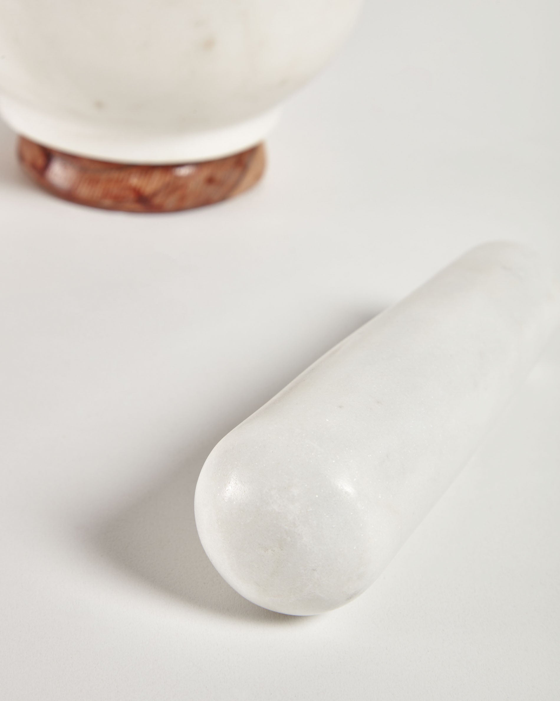 Cinderella pestle and mortar in white marble and wood - Detail