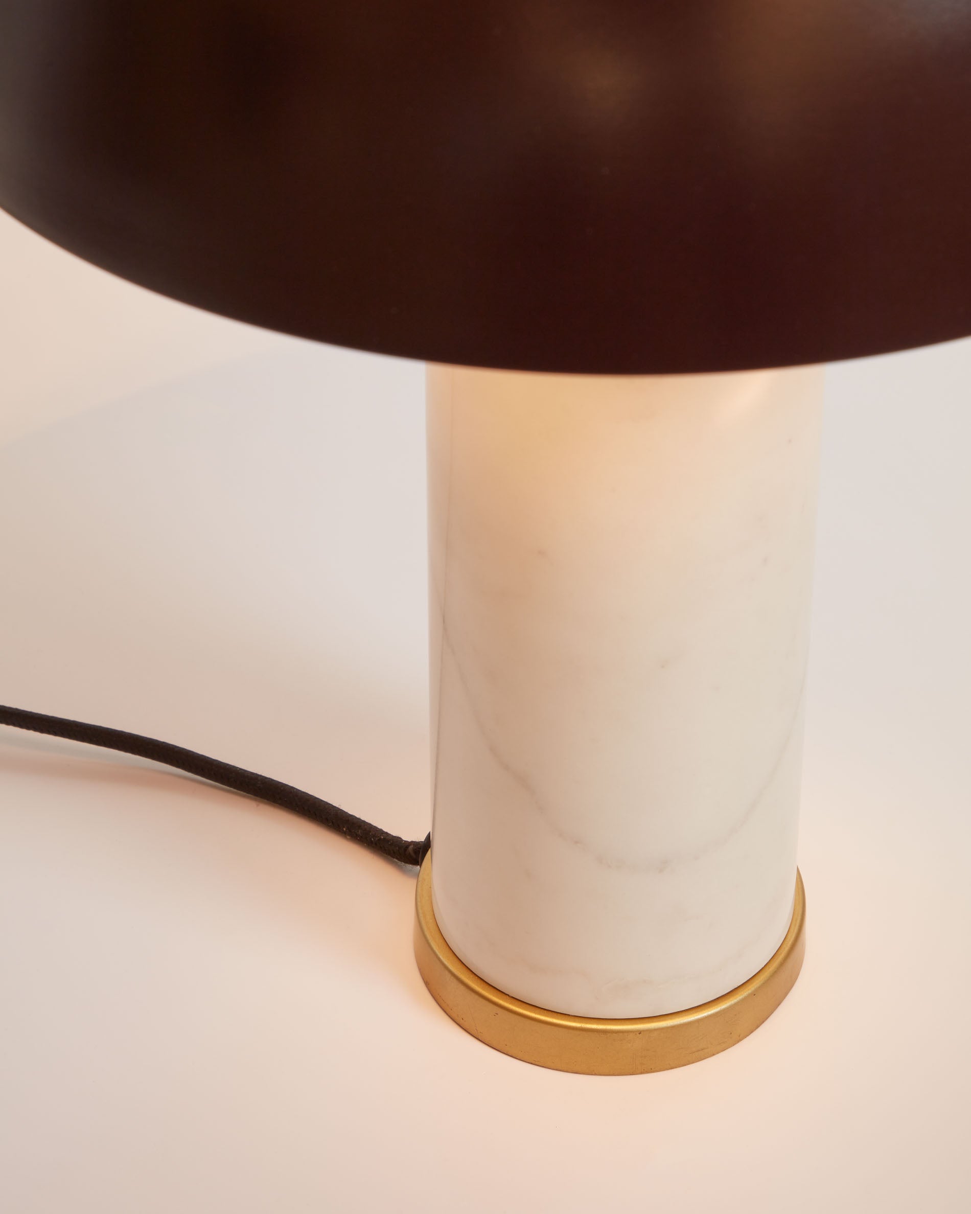 Zorione table lamp in white marble and metal, with a painted brown finish - Detail
