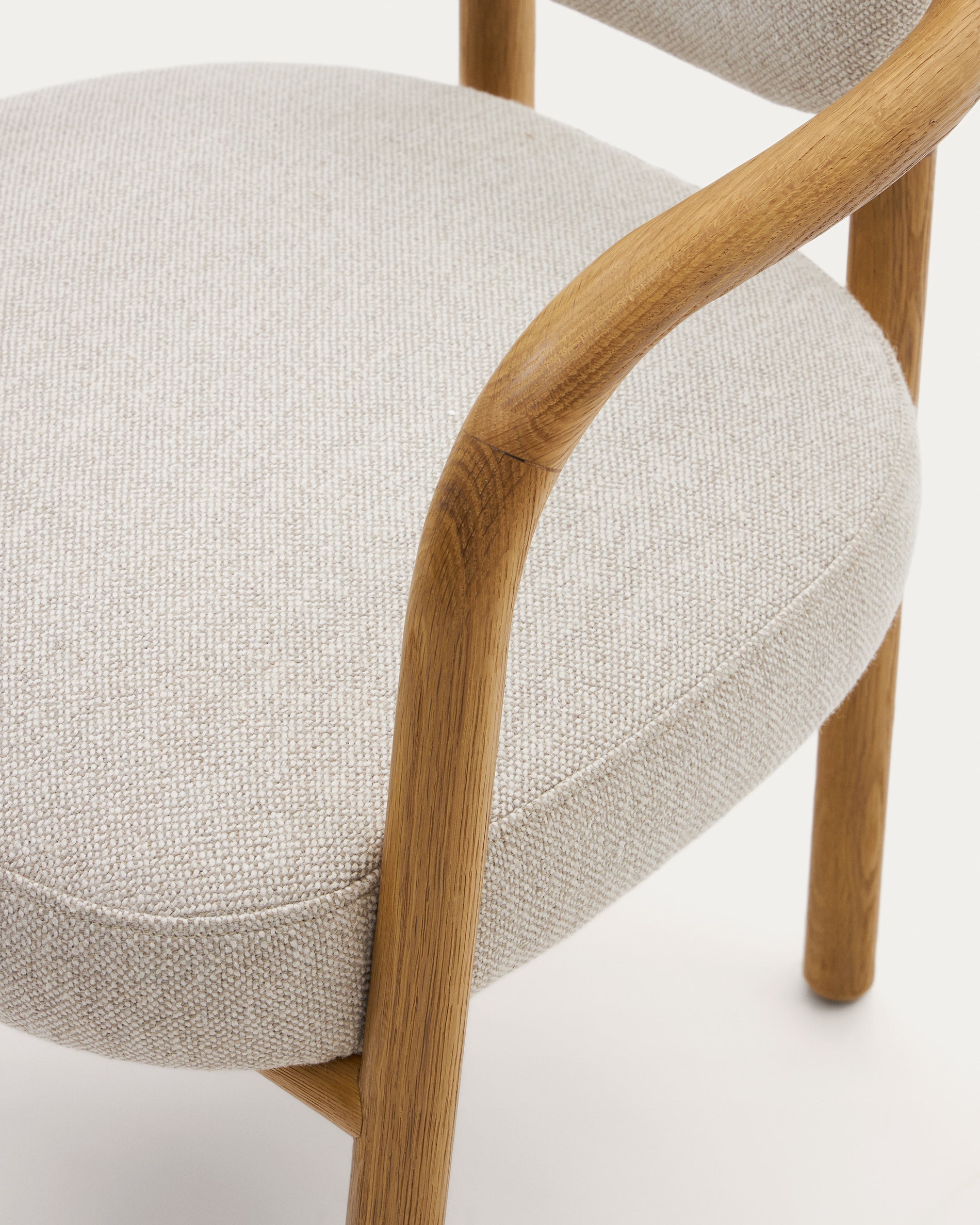 Melqui beige chair in solid oak wood a natural finish - Detail