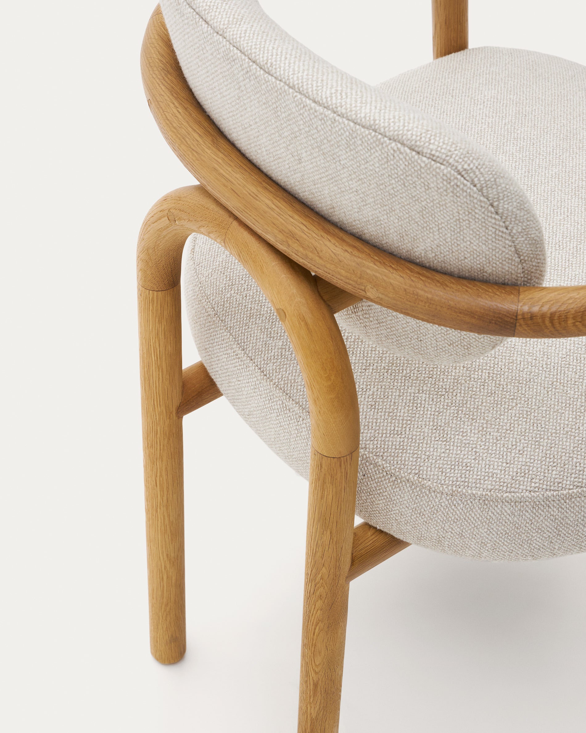 Melqui beige chair in solid oak wood a natural finish - Detail