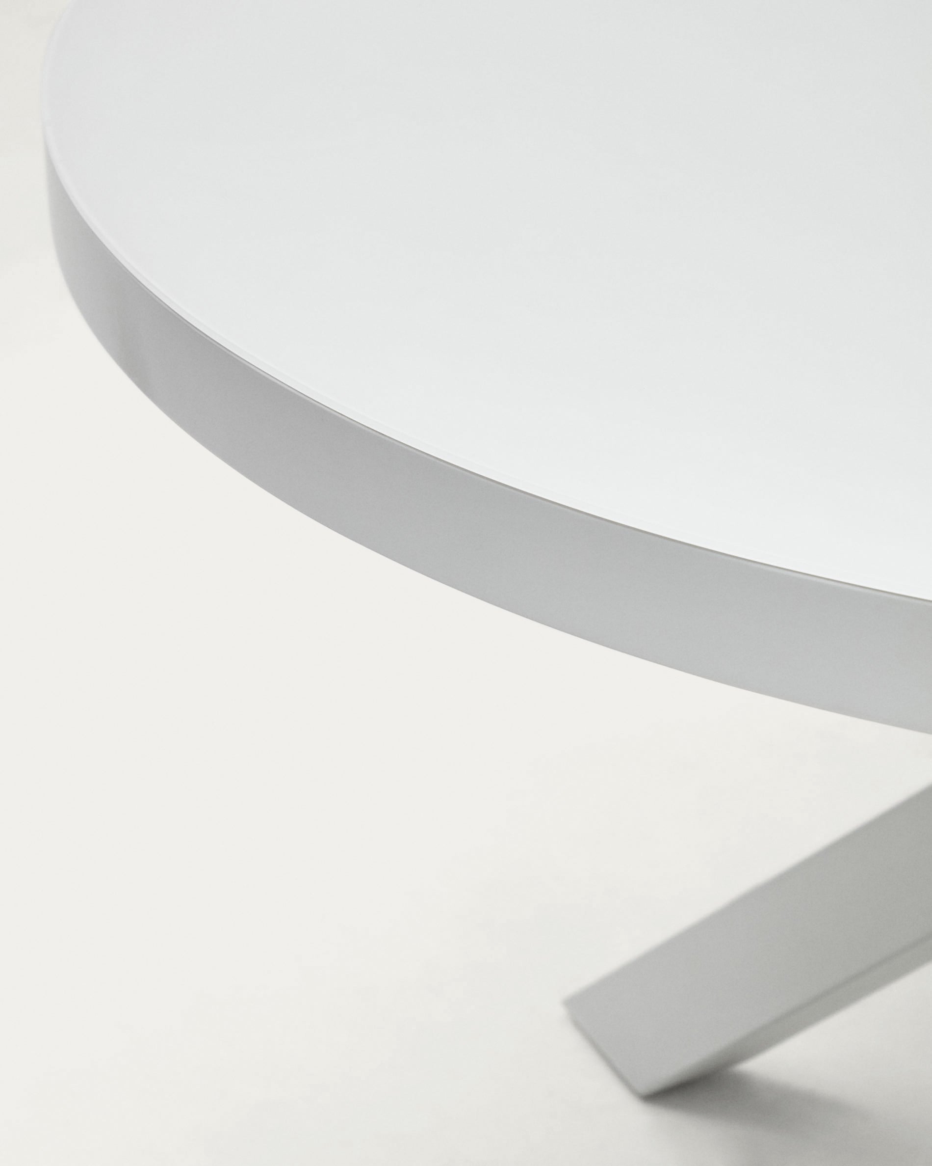 Vashti extendable round table in glass and MDF with steel legs in white, Ø 120(160)x120cm - Detail