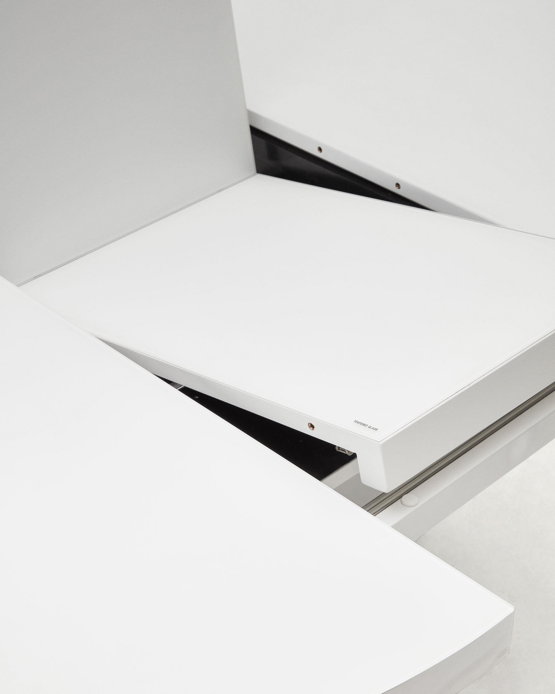 Vashti extendable round table in glass and MDF with steel legs in white, Ø 120(160)x120cm - Detail