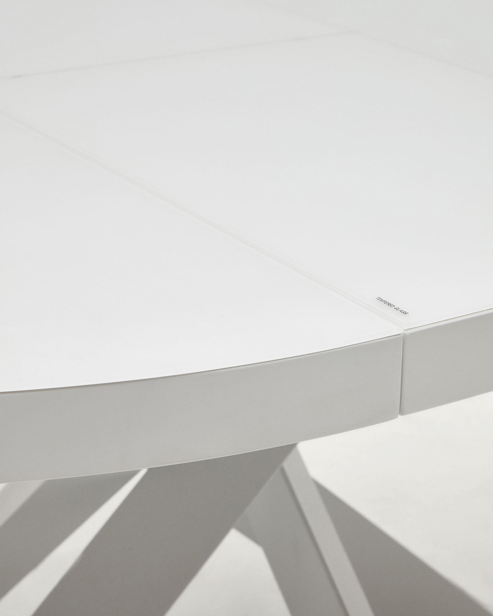 Vashti extendable round table in glass and MDF with steel legs in white, Ø 120(160)x120cm - Detail