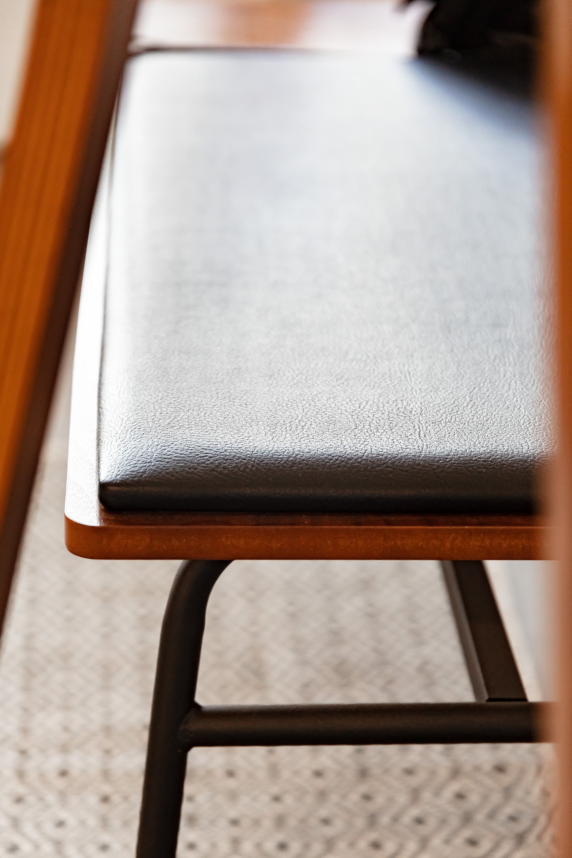 Carabel bench in steel and walnut veneer, 100 cm - Lifestyle
