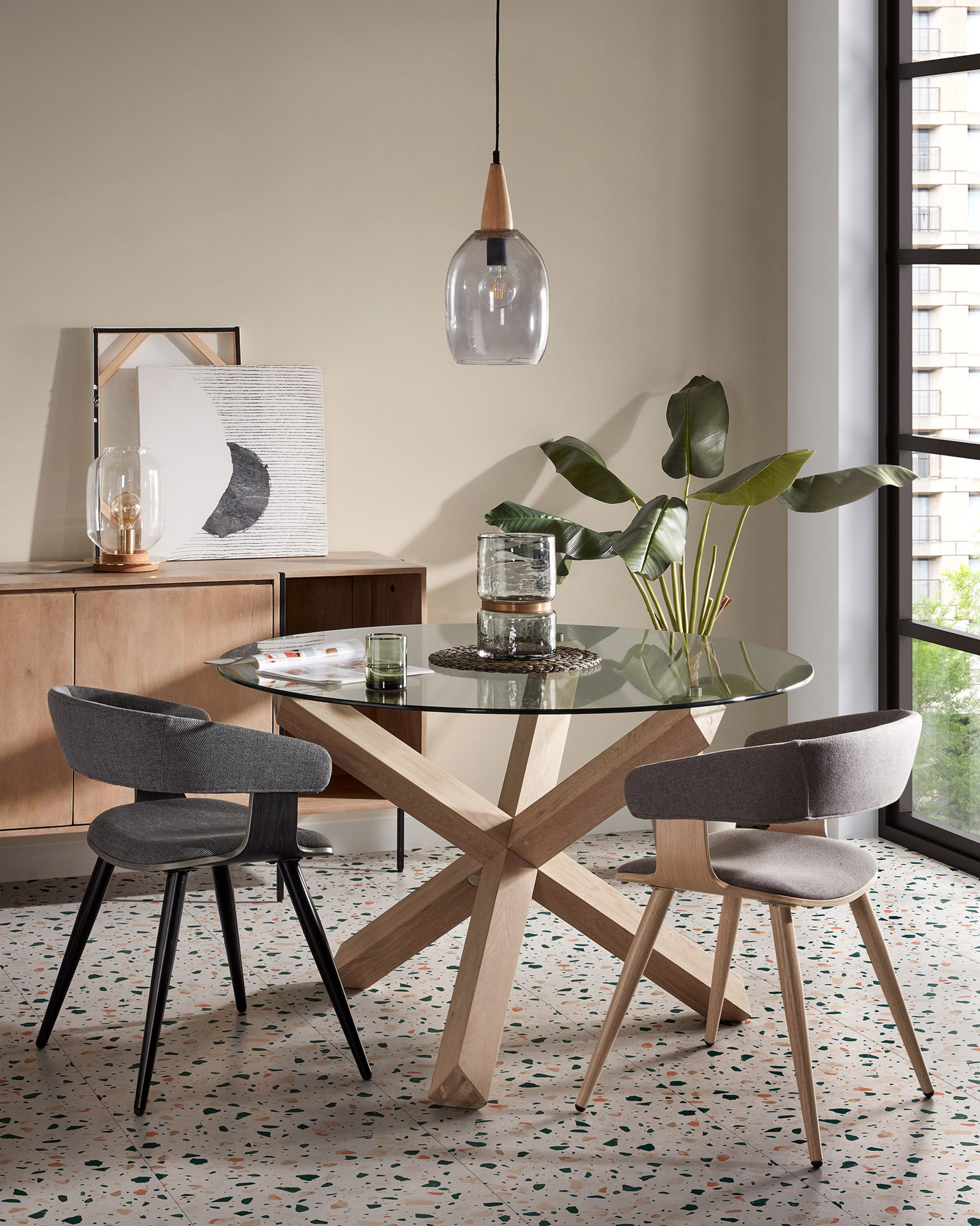 Lotus round glass table with solid oak legs, Ø 120 cm - Lifestyle