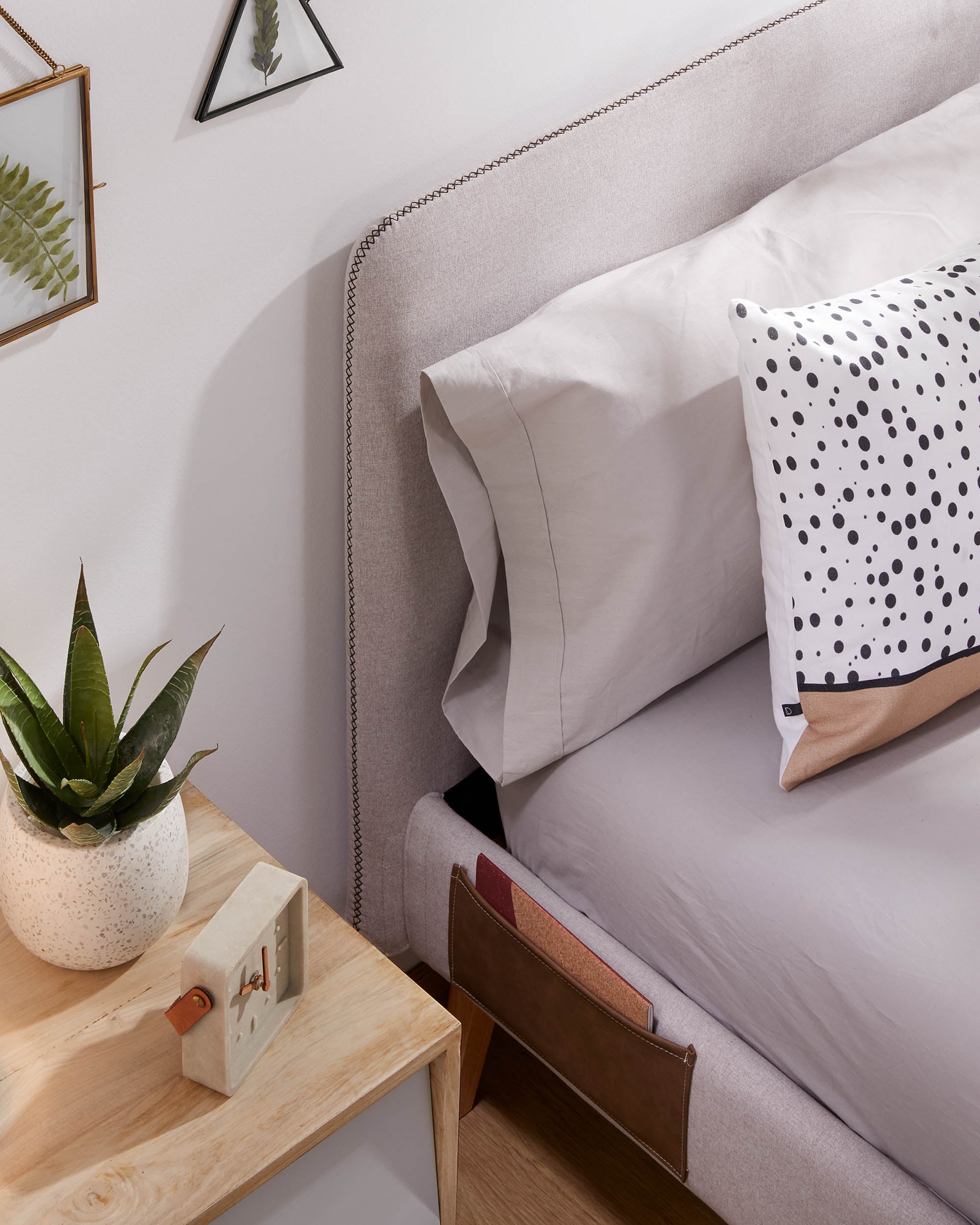 Dyla bed with removable cover in beige, with solid beech wood legs for a 150 x 190 cm mattress - Lifestyle