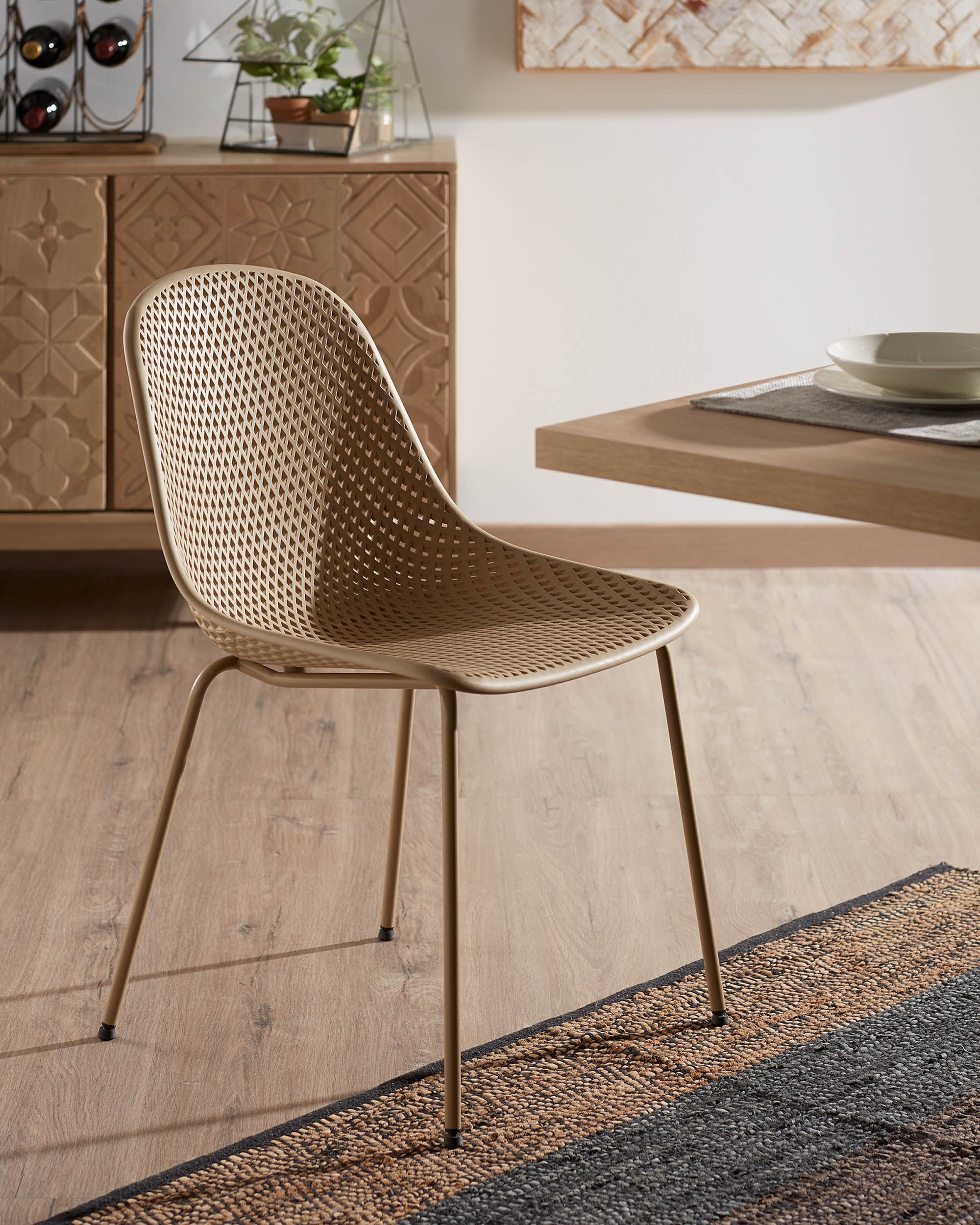 Quinby outdoor dining chair in beige - Lifestyle
