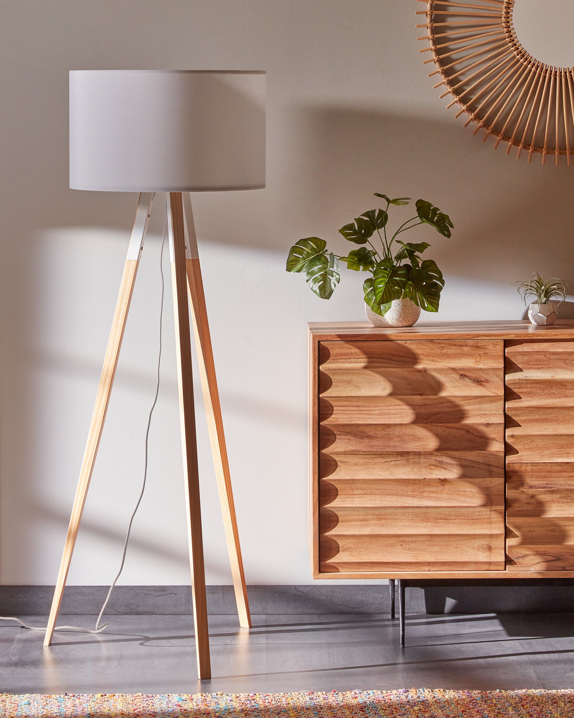 Iguazu floor lamp in solid pine wood - Lifestyle