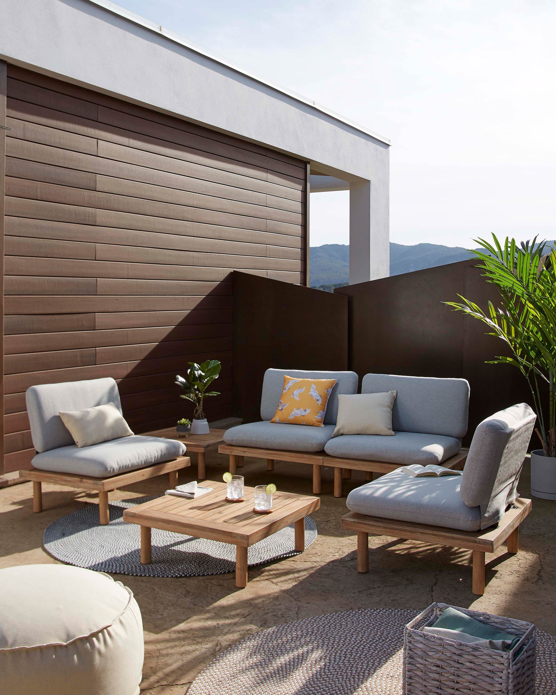 Viridis 2 armchairs and 1 table set FSC 100% - Lifestyle