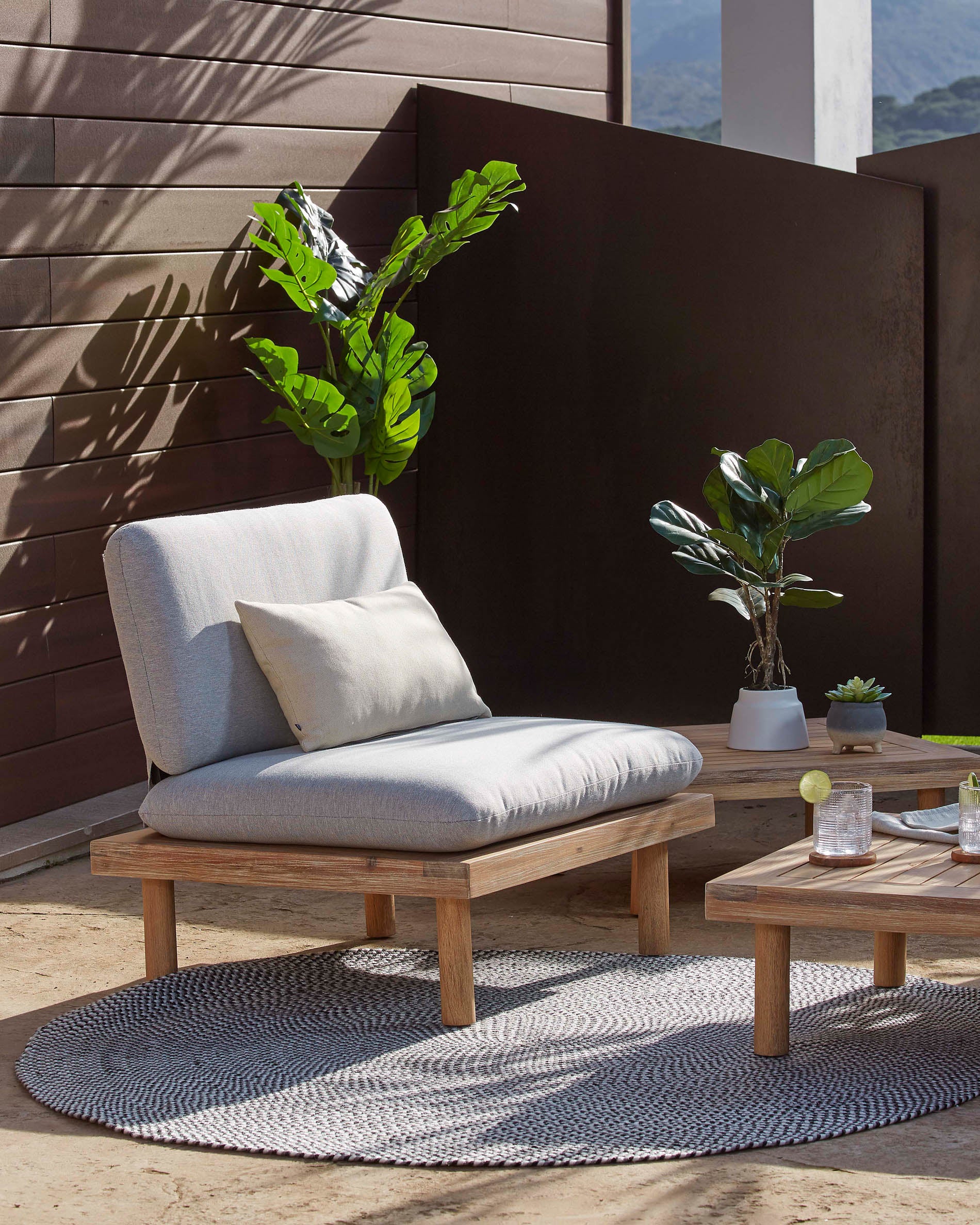Viridis 4 armchairs and 2 tables set FSC 100% - Lifestyle