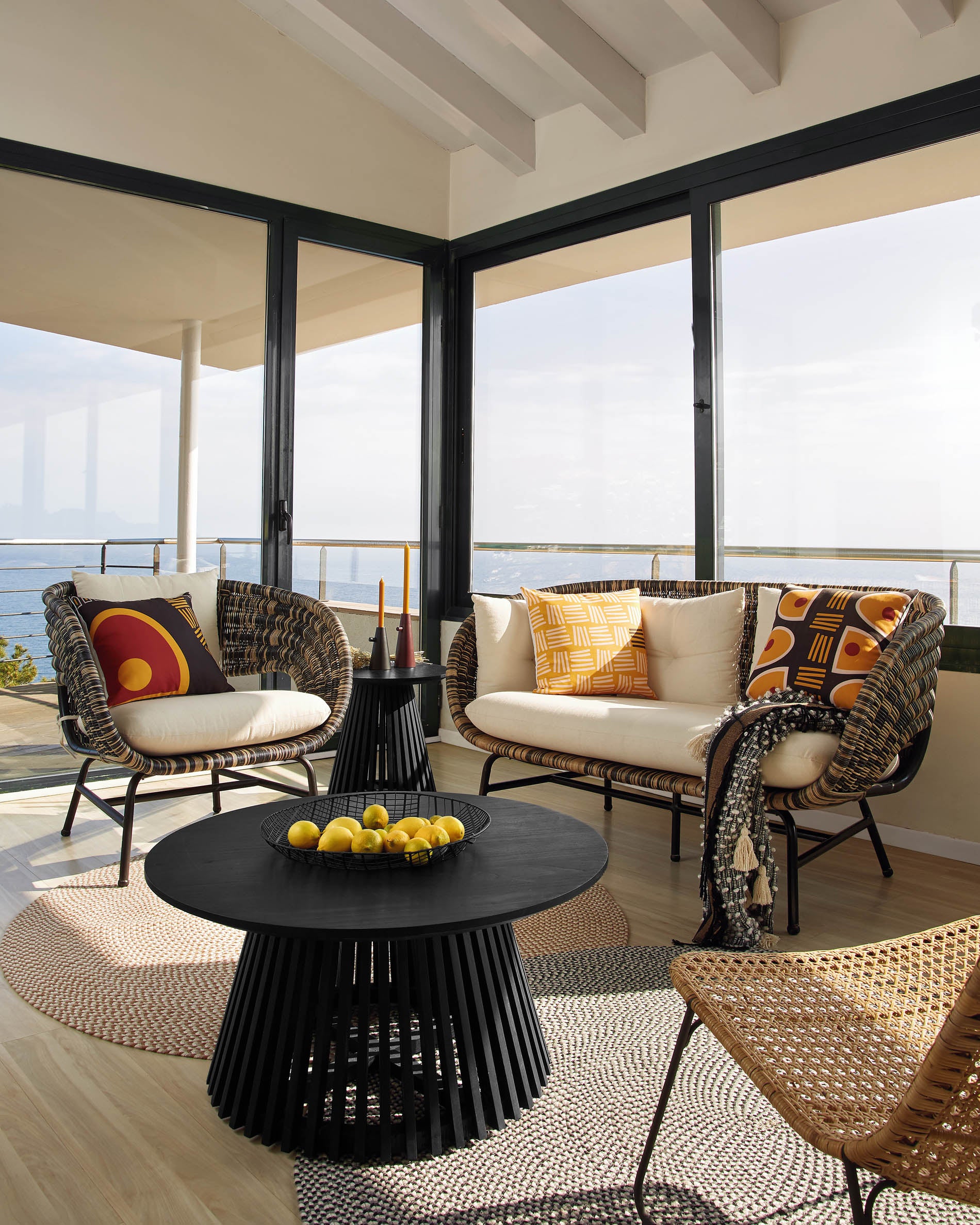 Jeanette Ø 80 cm black coffee table - Lifestyle