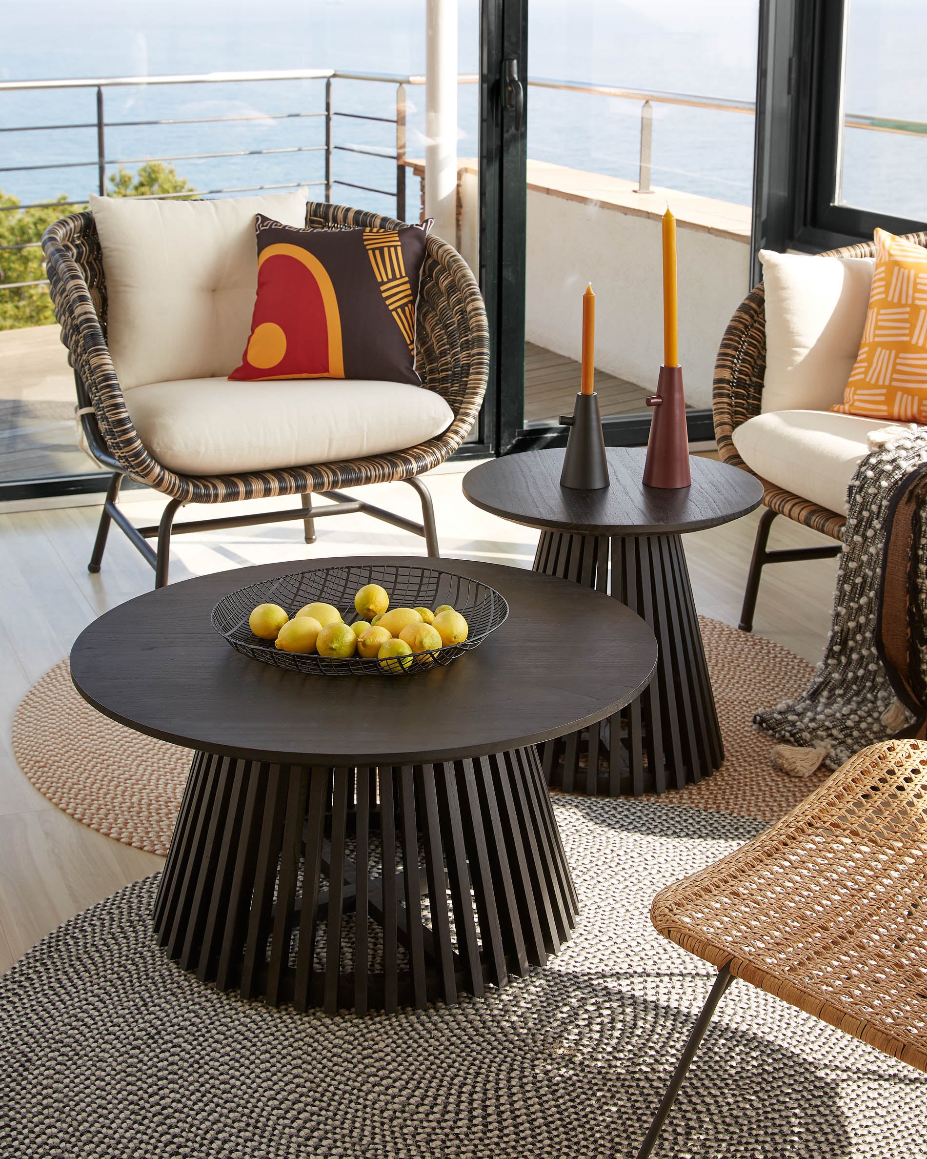 Jeanette Ø 80 cm black coffee table - Lifestyle