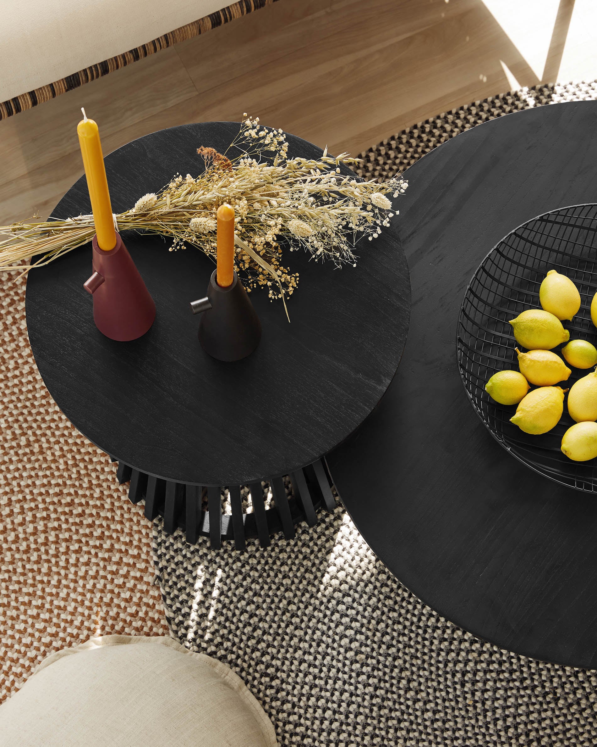 Jeanette Ø 80 cm black coffee table - Lifestyle