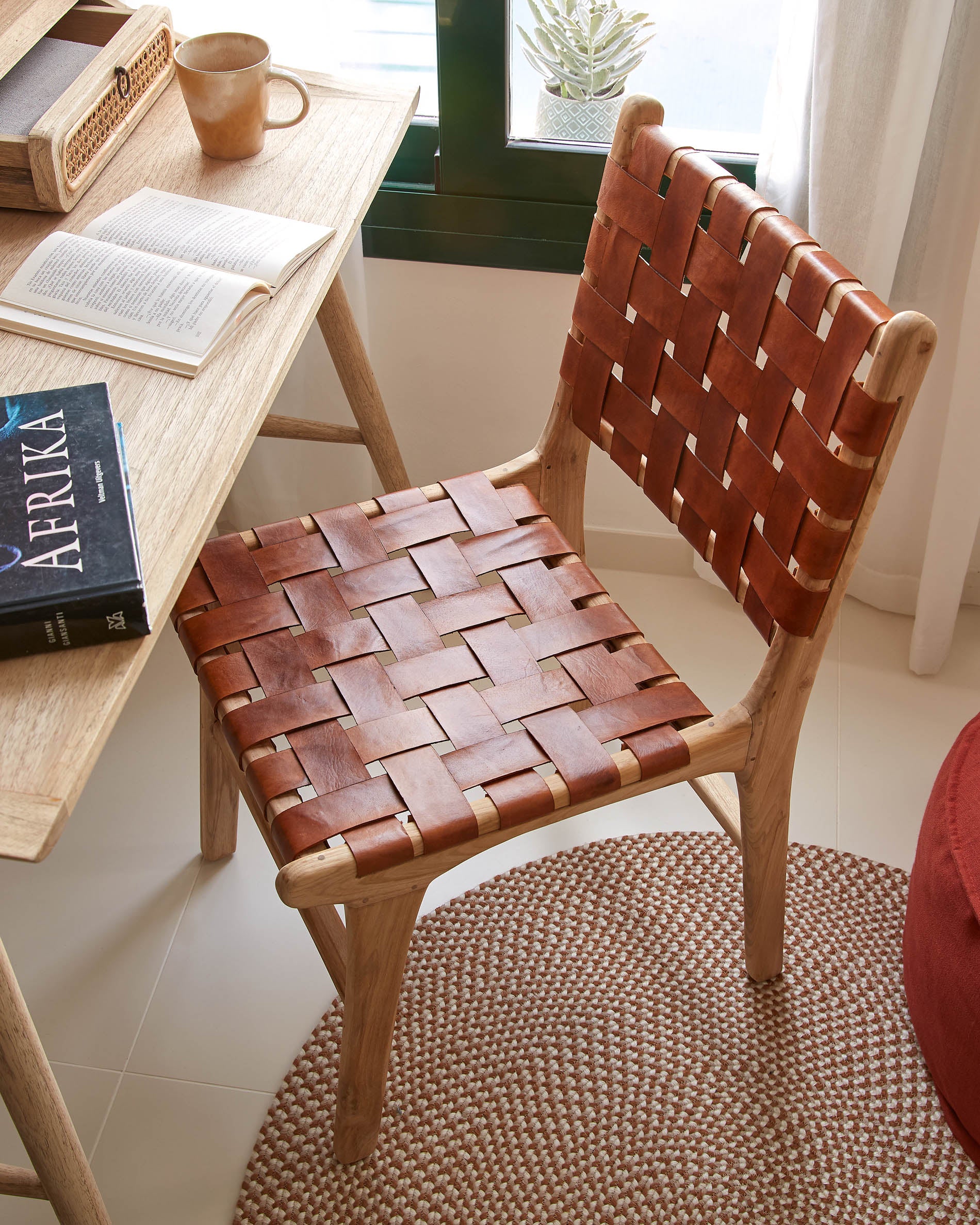 Calixta chair in leather and solid teak - Lifestyle