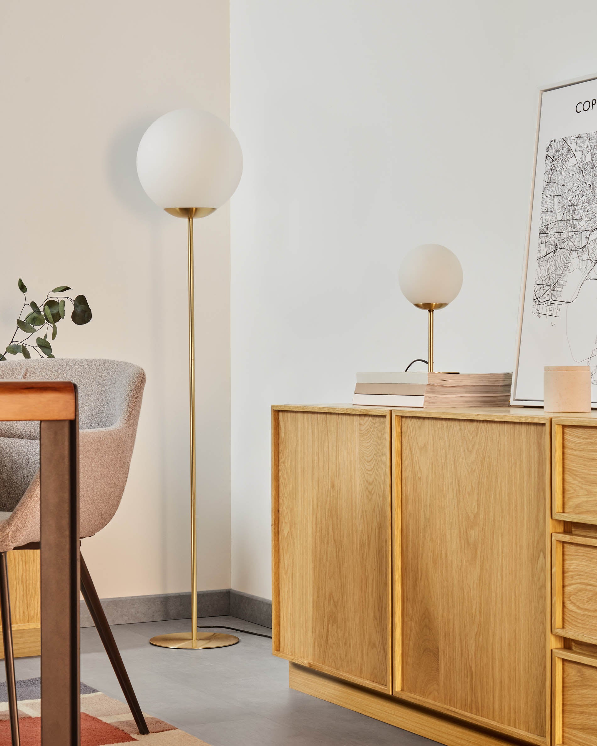 Mahala table lamp in steel and frosted glass - Lifestyle