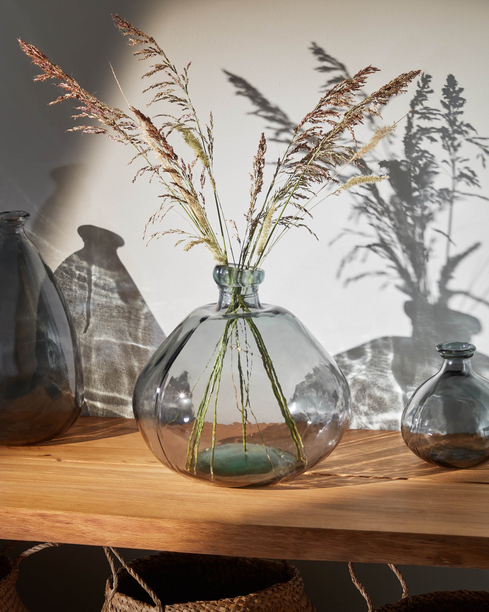 Brenna vase in 100% recycled blue glass, 33 cm - Lifestyle