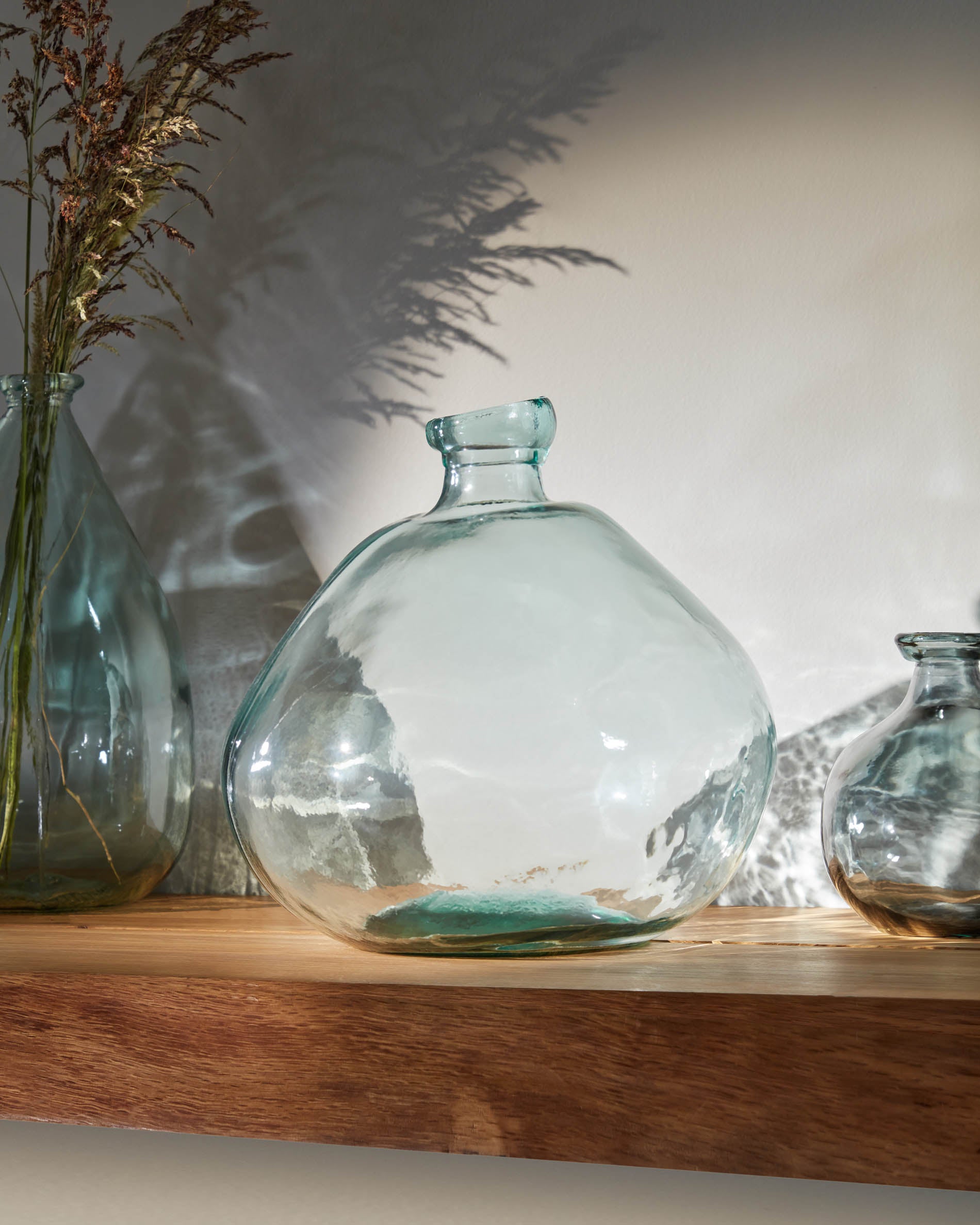 Brenna vase in 100% recycled transparent glass, 33 cm - Lifestyle