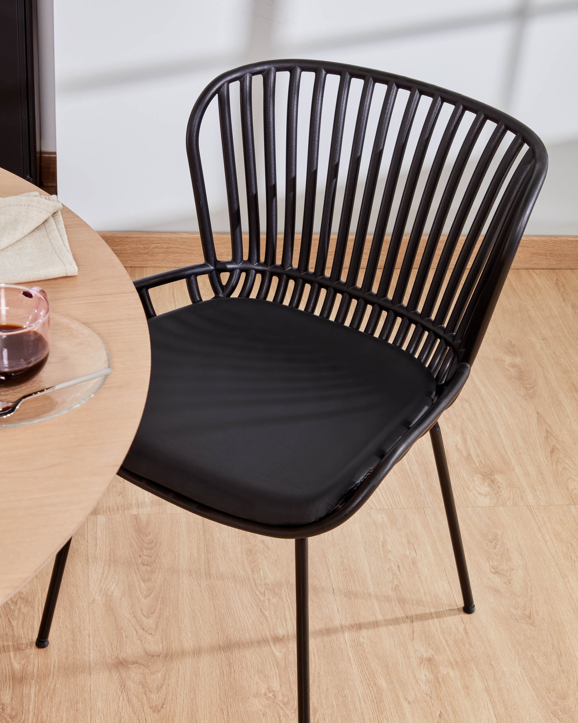 Surpik chair with steel legs in black finnish - Lifestyle