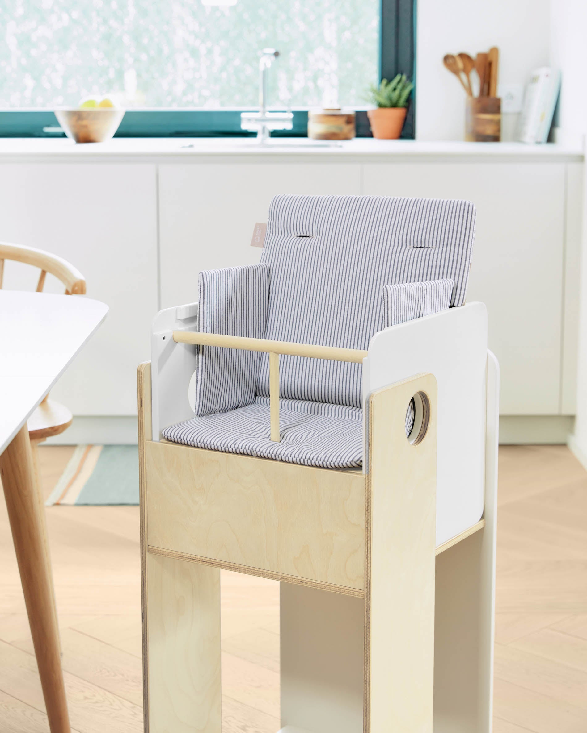100% organic cotton (GOTS) Nuun highchair cushion in blue stripes - Lifestyle