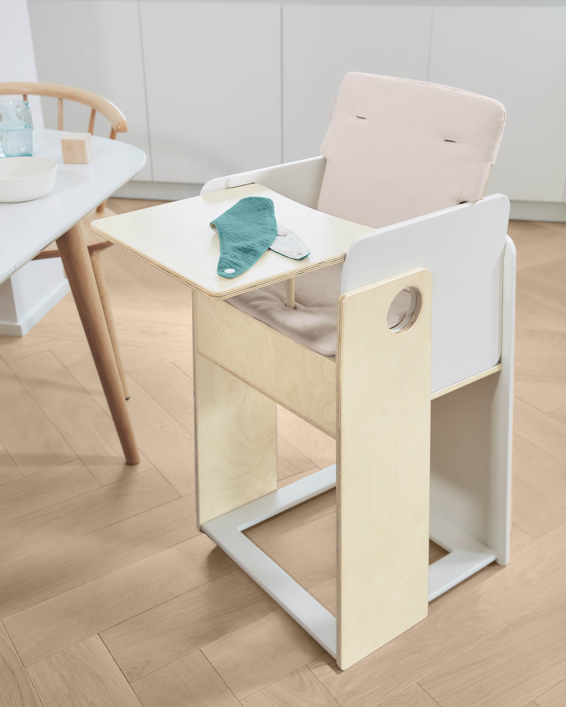 100% organic cotton (GOTS) Nuun highchair cushion with natural finish - Lifestyle