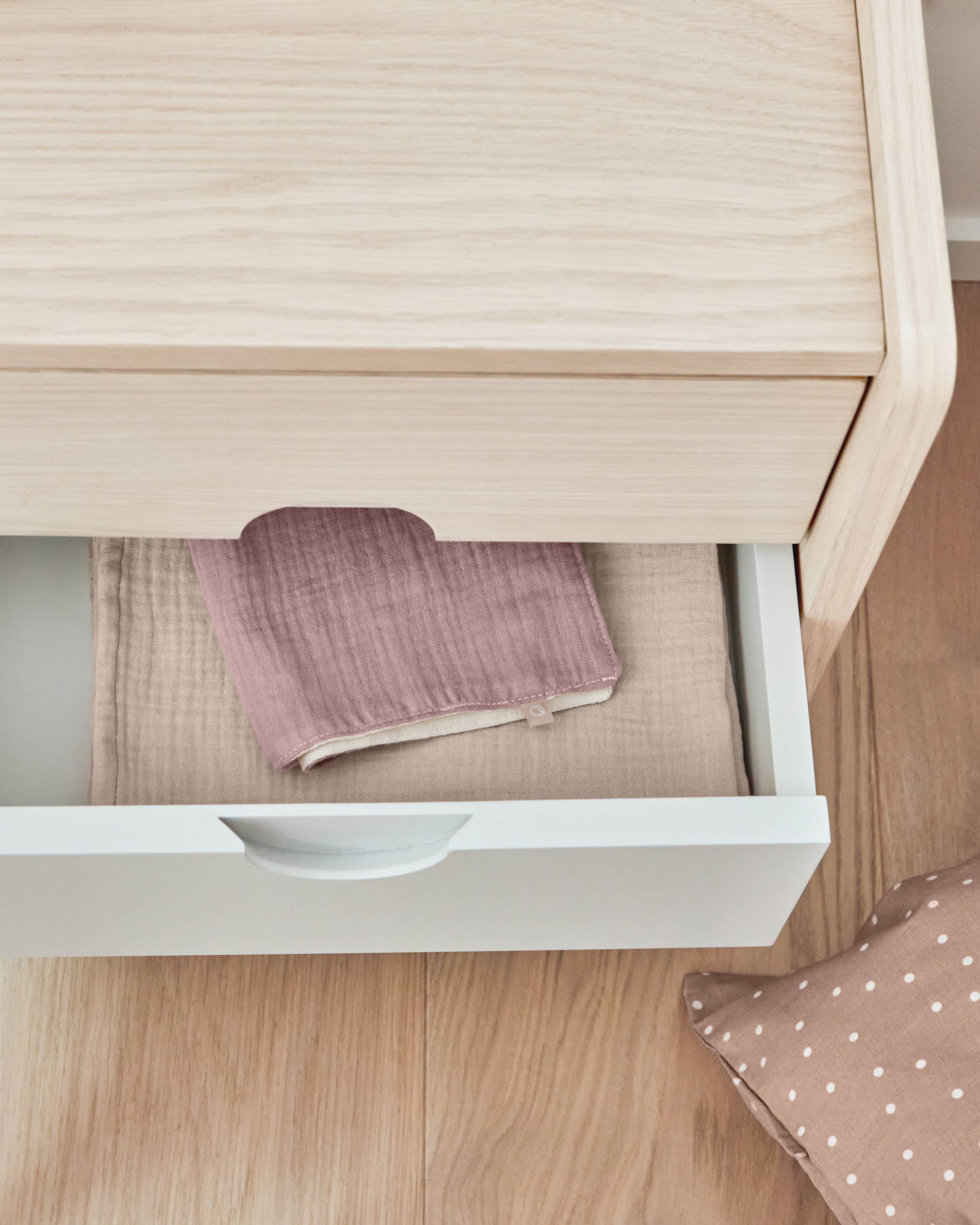 Nunila bedside table in ash veneer 40 x 46 cm FSC 100% - Lifestyle