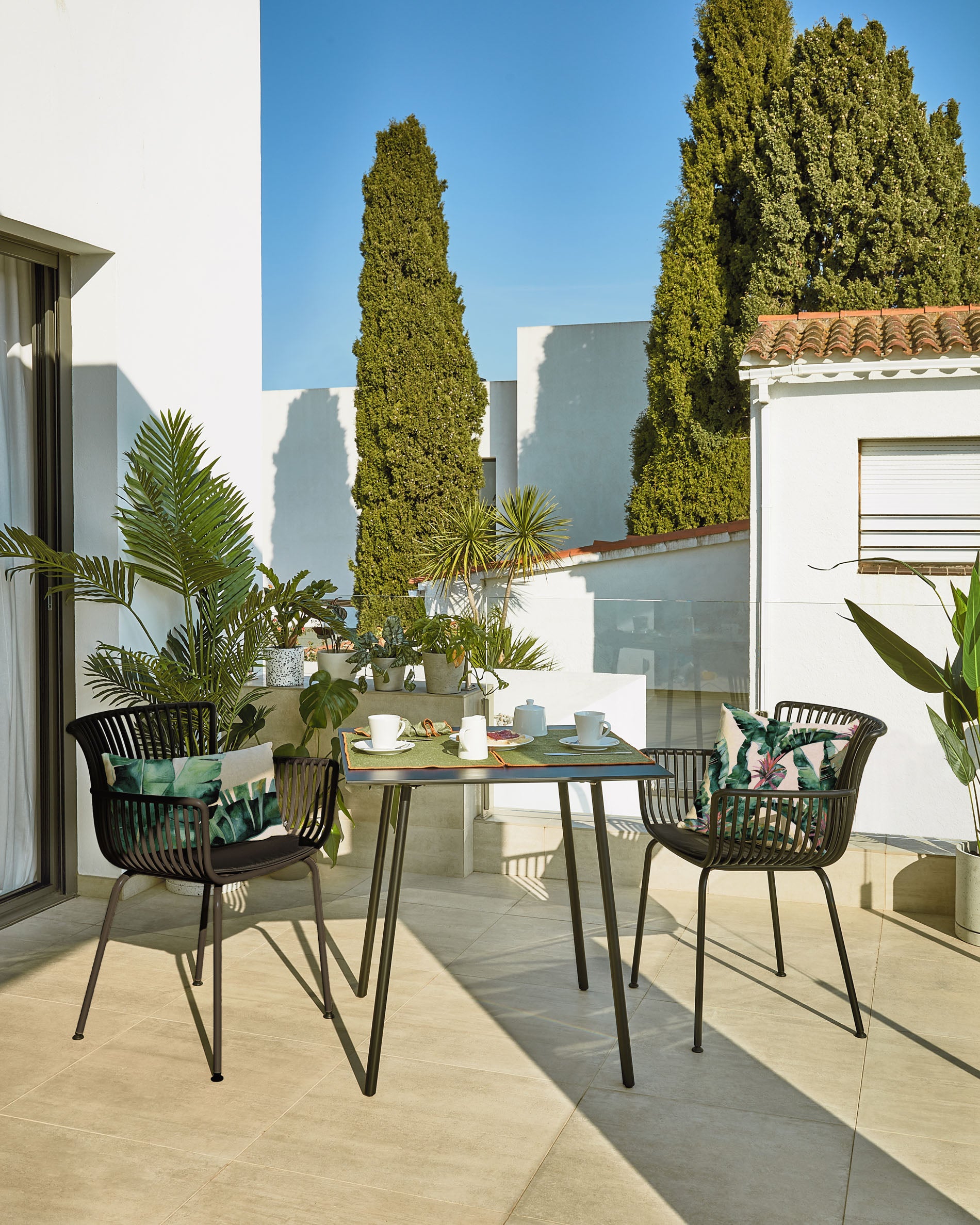 Surpika outdoor chair in black - Lifestyle